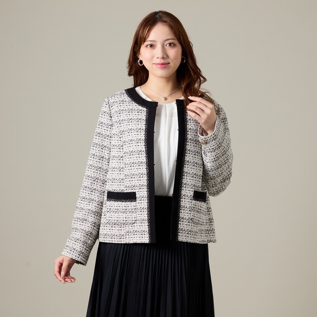 [型番:3261402]**「上品なツイードの魅力を引き立てる、ツイードノーカラージャケット」**コットンベースに柔らかな色のカスリ染めを施したナチュラルなツイード生地のノーカラージャケットです。繊細なカラーミックスと光り過ぎない表情が、上...