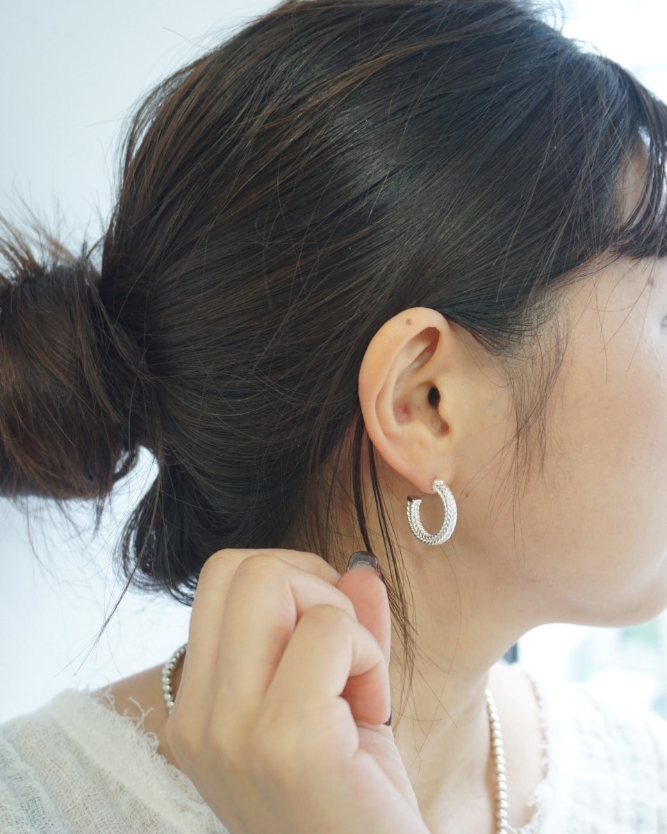 【NINA＆JULES】スモールブレイデッドフープピアス／ニナ・エ・ジュール（Nina＆Jules）
