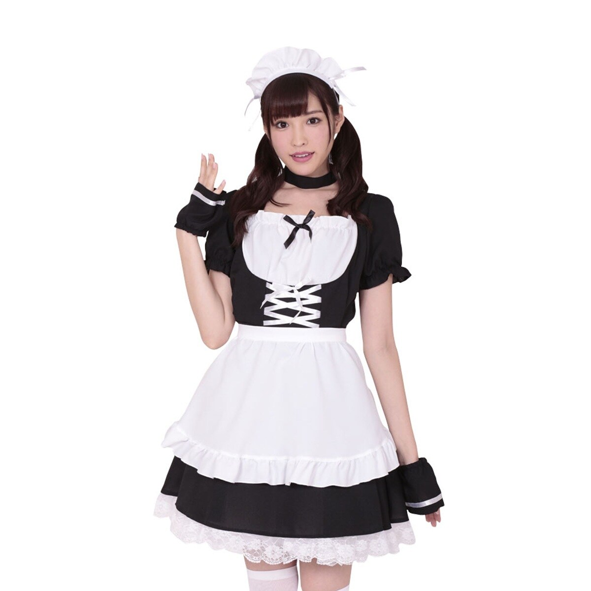 [型番:KH0023BK]王道のメイドスタイルを楽しめる、クラシカルなフリルメイドコスチューム。胸元のレースアップデザインが女性らしいシルエットを引き立て、上品な甘さをプラスします。ふんわり広がる二段スカートとレースの裾が華やかで、まるで絵...