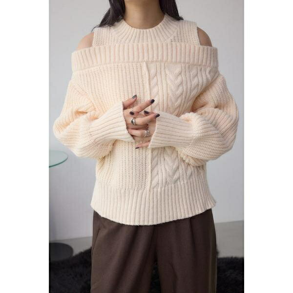 オープンショルダーケーブルニット