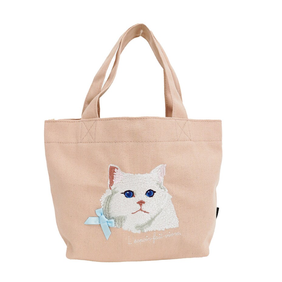 [型番:622-366]アトリエ・ポピンプチバッグ可愛い刺繍のアニマルにワンポイントで立体パーツがついたアトリエ・ポピンシリーズのプチバッグ。ちょっとしたお出かけにおすすめのサイズです!polka polka - ポルカポルカ -シンプルな暮らしの中に色どりを・・・付加価値の高いものをリーズナブルに・・・心躍るオリジナル雑貨を取り揃えた「polka polka」手に取りやすいお値段ながらも日常に寄り添う機能性もプラス誰もが気軽にファッションを楽しめるようワンランクアップさせるお手伝いをさせていただきます。【aristella / アリステラ】「polka polka」FEMININE collectionキーワードは、きれい目 / きれい目カジュアル / トレンドそよ風が奏でる旋律を意味する「aria」夜空に輝く星を意味する「stella」美しさにときめく女性のためのブランドです。カラー展開ラグドール / クロネコ / トイプー / シュナウザーサイズ展開FREEH：約20cm / W：約27-19cm / D：約9.5cm仕様内側：オープンポケット×1素材帆布生産国中国■カラー：ラグドール、クロネコ、トイプー、シュナウザー※(　)で表記されている数字はヌードサイズです。ヌードサイズとは衣服を身につけない身体のサイズです。お客様ご自身の身体サイズと比較してお選びください。 ■素材： 帆布 ■お手入： &nbsp;&nbsp;>>商品のお取り扱い方法 ■原産国： 中国アトリエ・ポピンプチバッグ／ポルカポルカ（polka polka）ラグドールクロネコトイプーシュナウザー画面上と実物では、多少色具合が異なって見える場合がございます。