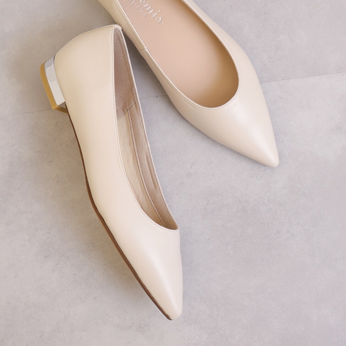 【26春夏新作】メタリックヒール ポインテッドトゥフラットシューズ／アルテミス by ダイアナ（artemis by DIANA）