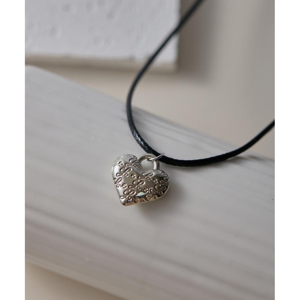 エンボスハートチャームネックレス／バックヤードファミリー（BACKYARD FAMILY）