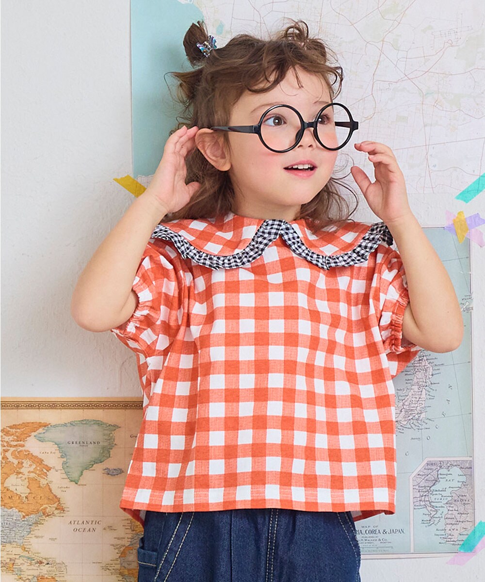 【配色襟が目を引くレトロガーリーなチェック半袖Tシャツ】○デザイン大きめのチェック柄が存在感たっぷりの半袖Tシャツです。丸みのある襟を配色で切り替えたデザインがポイントで、顔まわりをかわいらしく華やかに見せてくれます。カラーごとに異なる襟の配色使いが楽しめ、レトロで遊び心のある印象に仕上げています。ふんわりとした袖のシルエットも女の子らしく、1枚で着映えするアイテムです。○生地感やわらかくさらりとしたカットソー素材で、肌あたりのよい着心地です。程よい厚みでデイリー使いしやすく、汗ばむ季節にも快適に着用しやすいのが魅力です。軽やかな素材感とやさしいフィット感で、動きやすさも兼ね備えています。■ネームタグ付き※カラーバリエーションの平置き画像が実際に近いお色味になっております。※尚、お客様のご使用のモニターやブラウザなどの環境により、実物と異なる場合がございます。[型番:0110361056]■カラー：3色展開80 : 身幅39 総丈34 肩幅31 袖丈1290 : 身幅40 総丈36 肩幅32 袖丈12.595 : 身幅41 総丈38 肩幅33 袖丈13100 : 身幅42 総丈39 肩幅34 袖丈13.5110 : 身幅44 総丈41 肩幅36 袖丈14120 : 身幅46 総丈44 肩幅38 袖丈15130 : 身幅48 総丈47 肩幅40 袖丈16※(　)で表記されている数字はヌードサイズです。ヌードサイズとは衣服を身につけない身体のサイズです。お客様ご自身の身体サイズと比較してお選びください。 ■素材： 本体:綿100%フリル部分:綿50% ポリエステル50% ■お手入： &nbsp;&nbsp;>>商品のお取り扱い方法 ■原産国： 中国製襟付きチェック半袖Tee　　　／マーキーズ（MARKEY'S）F93オレンジチェックE63グリーンチェックC23ブルーチェック画面上と実物では、多少色具合が異なって見える場合がございます。