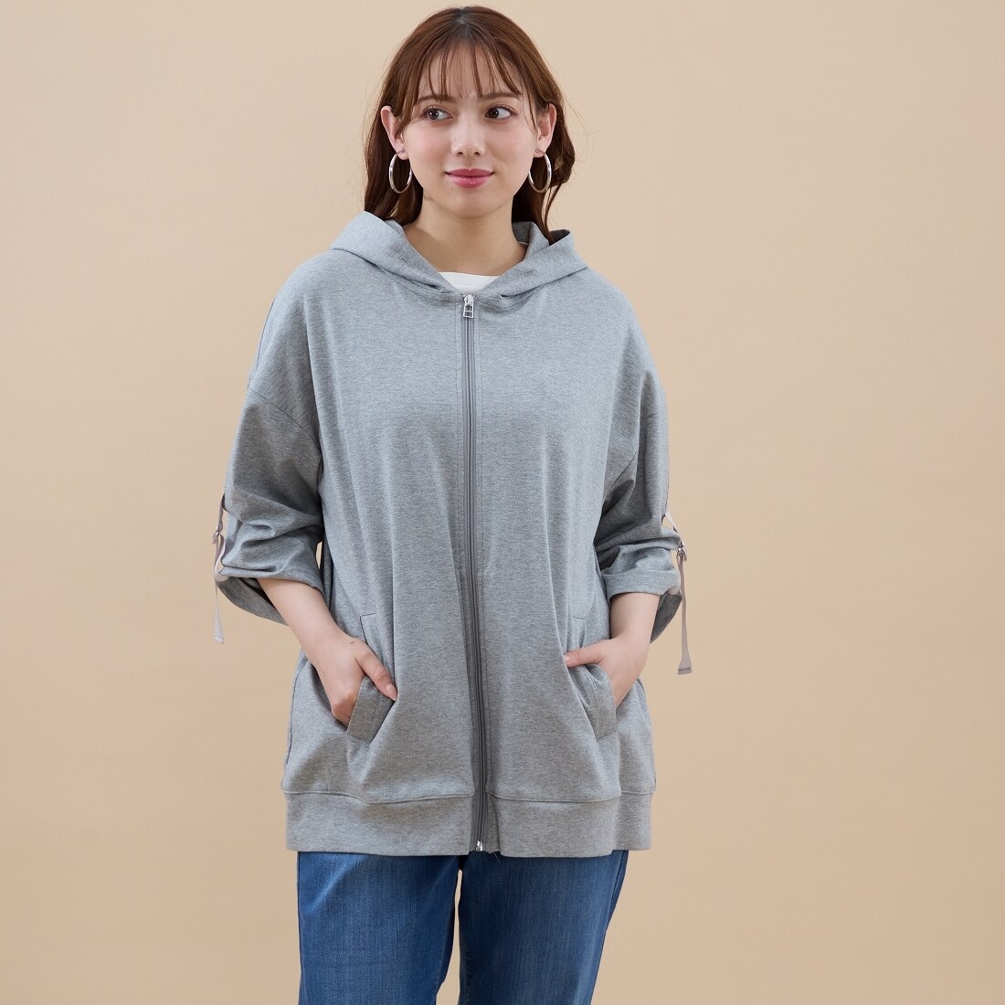 [型番:7261909]袖コンシャスで差がつく。ロールアップでこなれる大人パーカーさらりとした肌触りが心地よい、綿100％のスムース素材を使用したジップアップパーカー。最大のポイントは、袖にあしらわれたグログランテープとDカンのデザイン。そのまま着るのはもちろん、キュッとまくり上げてロールアップすれば、こなれ感のあるボリューム袖に早変わりします。オープンファスナー仕様なので、羽織りとしても、前を閉じてプルオーバー風に着るのもおすすめ。日常の何気ないスタイルをクラスアップしてくれます。ゆったり、なのに上品【綿100％】包み込まれる安心感。大人のリラックス・ジップパーカー体のラインを拾わないゆったりとしたシルエットで、リラックス感漂う一着。上質なスムース生地を使用しているため、カジュアルになりすぎず、どこかきれいめな印象をキープしてくれます。気になるヒップ周りまでカバーする絶妙な丈感と、便利なポケット付きで実用性も抜群。お出かけの羽織りとしてはもちろん、お家時間やお散歩など、デイリーに活躍する万能アイテムです。■カラー：02-キナリ、52-ネイビー、80-ライトグレーサイズバスト着丈二の腕幅ゆき丈袖口幅裾幅F2134．073．025．069．521．066．0F4144．074．526．570．523．073．0※(　)で表記されている数字はヌードサイズです。ヌードサイズとは衣服を身につけない身体のサイズです。お客様ご自身の身体サイズと比較してお選びください。 ■素材： 本体：綿100％　リブ部分：ポリエステル60％　綿35％　ポリウレタン5％ ■お手入： 手洗い・ドライ&nbsp;&nbsp;>>商品のお取り扱い方法 ■原産国： 中国製【洗える】ドロスト袖ロングパーカー／アル・ディ・ラ（AL DI LA）02-キナリ52-ネイビー80-ライトグレー画面上と実物では、多少色具合が異なって見える場合がございます。