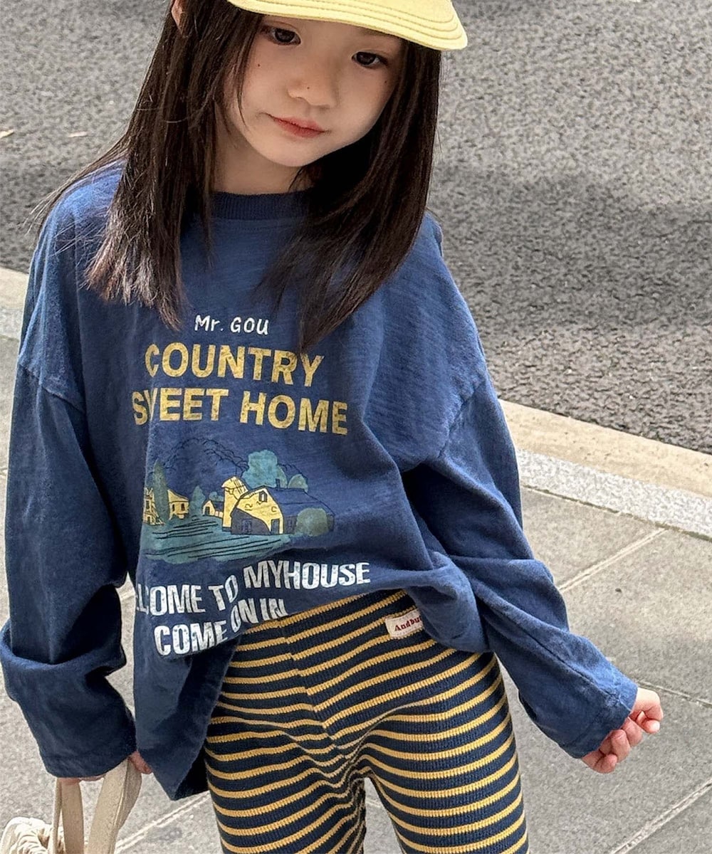 [型番:mosj6503a]ナチュラルな風合いと遊び心のあるプリントが魅力シリーズの長袖Tシャツ。柔らかなコットン素材で着心地も抜群。保育園・幼稚園の普段着としてはもちろん、公園遊びや週末のお出かけにもぴったりです。落ち着いた色味で、デニムやカラーパンツ、スカートとの相性も抜群。兄弟姉妹でのお揃いコーデや、親子でのリンクコーデにもおすすめです。【おすすめコーデ】・普段使いしやすいベーシックデザイン・ お出かけにも映えるレトロなプリント・ 男女問わず着られるユニセックス仕様■カラー：ブルー、オフホワイト90 肩幅39 そで丈24 身幅38 総丈39100 肩幅41 そで丈27 身幅40 総丈42110 肩幅43 そで丈30 身幅42 総丈45120 肩幅45 そで丈33 身幅44 総丈48130 肩幅47 そで丈36 身幅46 総丈51※(　)で表記されている数字はヌードサイズです。ヌードサイズとは衣服を身につけない身体のサイズです。お客様ご自身の身体サイズと比較してお選びください。 ■素材： 綿100% ■お手入： &nbsp;&nbsp;>>商品のお取り扱い方法 ■原産国： 中国【aimoha-KIDS-】キッズ　レトロ　プリントロンT／アイモハ（aimoha）ブルーオフホワイト画面上と実物では、多少色具合が異なって見える場合がございます。