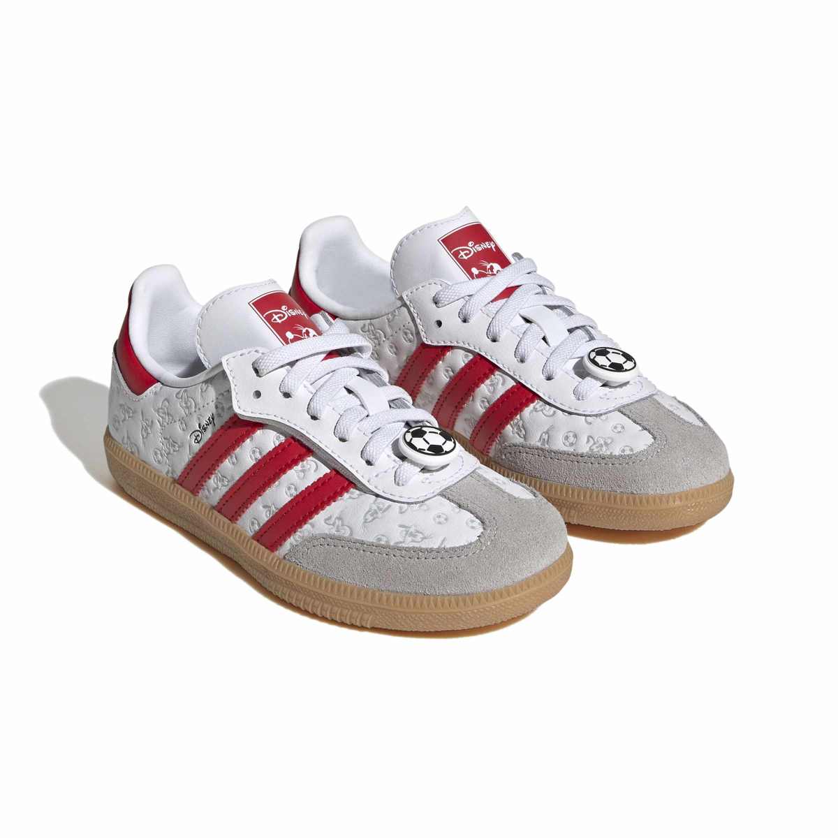 [型番:IH1753]アディダス ディズニー サンバ OG コンフォート クロージャー エラスティック レースは、時代を超えたスタイルと遊び心を備え、活発な子供たちにぴったりなアイテム。サンバは1950年代から続く真のクラシック モデルで、現代的に再解釈されたヘリテージ デザインを好む人々に愛されている。滑らかなレザーアッパーを備え、耐久性が高く、洗練されたデザインのシューズ。ラバーアウトソールが確かなグリップ力を発揮。伸縮性のあるシューレースクロージャーがしっかりとしたフィット感を生み出す一方、子供でも簡単に脱ぎ履きできる。ディズニーにインスパイアされたディテールが、足元にちょっとした魔法をかけてくれる。快適な履き心地、キャラクター、そしてアイコニックなアディダス スタイルを融合させたこのシューズは、体を動かすのが大好きな子供に最適。■カラー：フットウェアホワイト/ベタースカーレット※(　)で表記されている数字はヌードサイズです。ヌードサイズとは衣服を身につけない身体のサイズです。お客様ご自身の身体サイズと比較してお選びください。 ■素材： ■お手入： &nbsp;&nbsp;>>商品のお取り扱い方法 ■原産国：adidas Originals/adidas SAMBA OG CF EL C/サンバ ／アディダス オリジナルス（adidas originals）フットウェアホワイト/ベタースカ 画面上と実物では、多少色具合が異なって見える場合がございます。