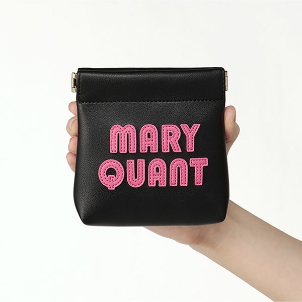 レトロロゴパッチ バネクチポーチ／マリークワント（MARY QUANT）