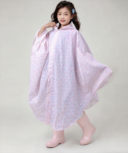 [型番:raincover017]【2点セット】・レインコート・収納袋Kids Raincoatキッズ ポンチョレインコート収納袋付き！嫌な雨の日も、オシャレなレインコートでルンルン♪嬉しいポイントがいっぱい！・ランドセルやリュックの上からゆったりと着れるポンチョタイプ・男の子にも女の子にも似合うオシャレなデザイン・コンパクトで持ち運びやすい収納ポーチ付きPOINT.1風通しが良く蒸れにくいポンチョタイプユニセックスデザインのレインコート風通しがよく、コートの中が蒸れにくいのも嬉しいポイント。ゆったりしたシルエットで腕や体の動きを妨げず遊び盛りのお子様にもぴったりPOINT.2しっかり被っても前が見やすいクリアバイザー立体的なクリアバイザーでフードを被っても前が見えやすいのがうれしい♪POINT.3リュックなども守れる背面収納カバー！ゆったりとしたサイズ感なので、ランドセルなど大きめバッグも背負ったままラクラクカバー！POINT.4暗くても安心！反射テープ後ろの裾には薄暗い雨の日や夜間にうれしい反射テープが付いていて安心・安全♪POINT.5様々なシーンで大活躍♪通園・通学だけではなく様々なシーンで使用可能です。犬の散歩/雪遊び/自転車での通園・通学/スポーツ観戦- DETAIL -・脱ぎ着が簡単なスナップボタン・腕が通るよう裾付近にボタン付き。　腕が通せて動きやすい！・オシャレなハイネック＆フードのギャザーゴムで首元もしっかりガード！【商品仕様】・収納袋：約24.5cm×27.5cm・重さ：約168g（Lサイズ）・撥水加工：あり・生地の厚さ：薄手・透け感：若干あり・ストレッチ：なし・裏地：なし■カラー：11色展開※(　)で表記されている数字はヌードサイズです。ヌードサイズとは衣服を身につけない身体のサイズです。お客様ご自身の身体サイズと比較してお選びください。 ■素材： 100% ポリエステル ■お手入： 洗濯機OK&nbsp;&nbsp;>>商品のお取り扱い方法 ■原産国： MADE　IN　CHINA【収納可/男女兼用/反射テープ】総柄ポンチョレインコート+収納袋 2点セット キッズ／テディショップ（TeddyShop）ピンク系その他ブルー系その他グレー系その他ピンク系その他2ブラック系その他サックスブルーライトカーキライトベージュミントブルー系その他2モスグリーン画面上と実物では、多少色具合が異なって見える場合がございます。
