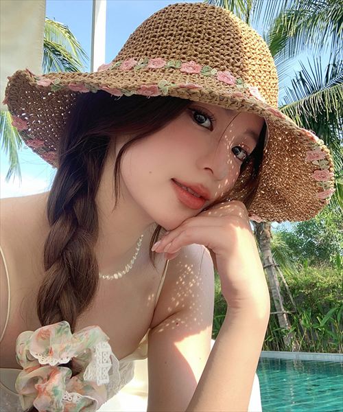 [型番:hat303]レディース ストローハットSTRAW HAT花刺繍付き麦わら帽子通気性◎/UVカット/オシャレデザインSimple design夏のスタイリングに合わせやすい麦わら帽子。花の刺繍ブレードが目を惹く今っぽ韓国風デザイン。コーディネートを一気にオシャレにしてくれます。DetailCheck.1つば先はワイヤー入りで簡単にアレンジできる！Check.2頭周りの内側の紐でサイズ調節可能なのでお好みのサイズ感で着用OKCheck.3持ち運びに便利◎折りたたみ可能【商品仕様】・折りたたみ可能・サイズ調節可能（頭周り内側に紐有り）【注意事項】●サイズは平置きで測定しております。※サイズは、実寸サイズを測っているため多少誤差がでる場合があります。●商品のお色は撮影時の環境、ディスプレイの発色などにより実物と多少の違いが生じることがございます。　予めご了承下さいませ。●生地の取り方により、柄の位置等写真と異なる場合がございます。ご了承ください。■カラー：ブラウン、ベージュ※(　)で表記されている数字はヌードサイズです。ヌードサイズとは衣服を身につけない身体のサイズです。お客様ご自身の身体サイズと比較してお選びください。 ■素材： ペーパー ■お手入： 洗濯不可&nbsp;&nbsp;>>商品のお取り扱い方法 ■原産国： MADE　IN　CHINAレディース 韓国風フラワーストローハット／テディショップ（TeddyShop）ブラウンベージュ画面上と実物では、多少色具合が異なって見える場合がございます。