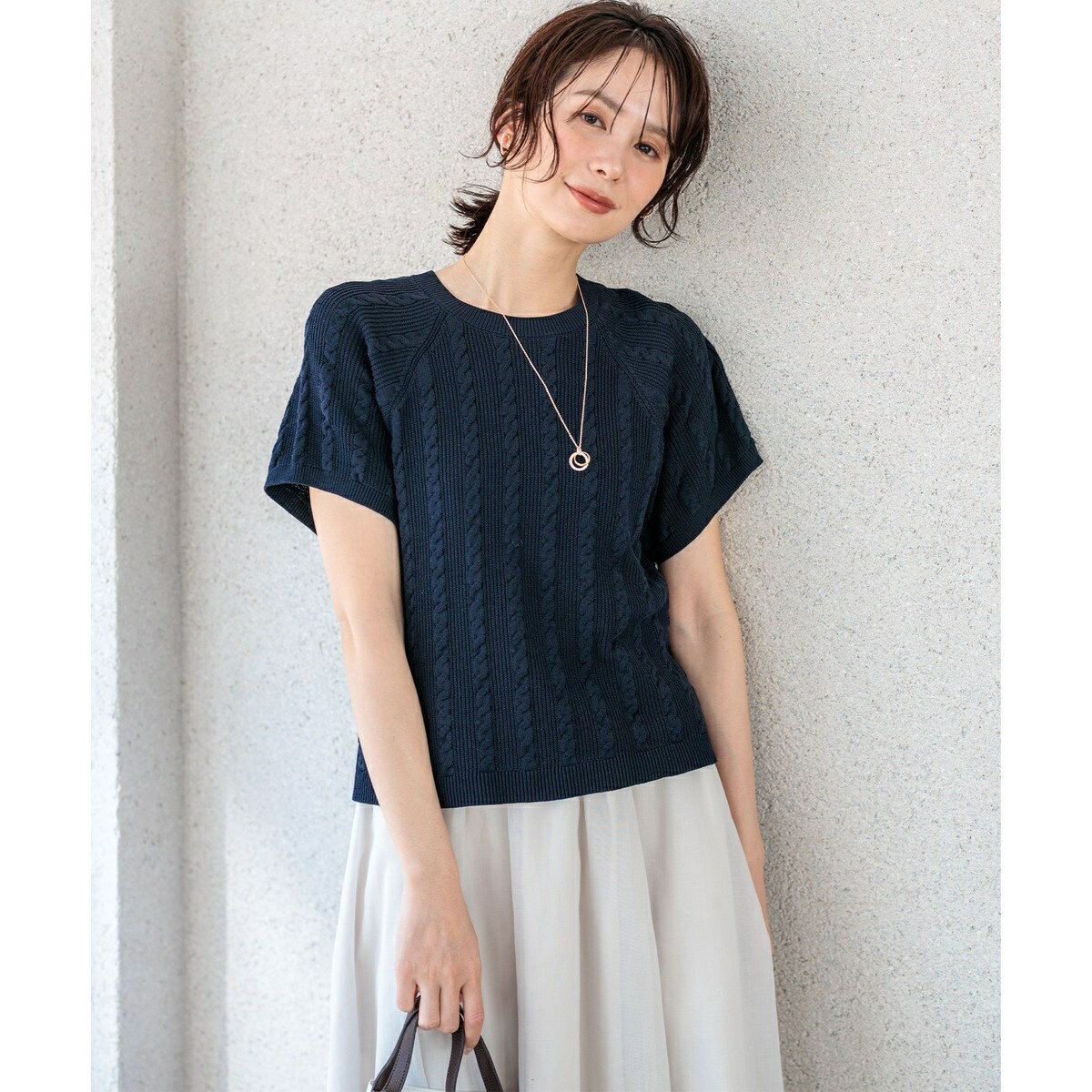 [型番：KRW2LM0456]バックデザインが女性らしいリラクシーなケーブルニット■デザイン・T シャツ感覚で使える優秀アイテムでコーデの幅がグッと広がり、オンオフ問わず活躍間違いなしです。・オーセンティックなケーブル柄で、少しだけ身体から離れたサイズ感とコンパクト感を絶妙なバランスに仕上げました。・真っすぐな裾のラインが全体のバランスにコンパクトな印象を与え、自然とこなれ感を演出してくれます。・バックは同じ糸でつくったリボンがついており、シンプルなデザインのアクセントに。・さり気ないバックコンシャスなディテールが背中の気になる部分を自然にカバーしてくれます。■素材・精選した良質な綿と環境にやさしいリサイクルポリエステルを使用。・綿糸を芯にした特殊紡績により毛羽が少なく光沢があり、さらりとした肌触りの糸です。・極細のストレッチ糸を加えてきれいな編目と着心地の良いキックバックのあるニットに仕上げています。・綿の気軽さはありながらも、上品な光沢感とコンパクトな表面感、適度なハリ感とシャリ感がある長いシーズン愛用いただける素材。【スタッフコメント】▼身長158cm｜着用サイズM (通常着用サイズM)ナローなシルエットなのでゆとりのある大人のこなれ感を演出してくれます。バックリボンデザインも甘すぎず、シンプルになりがちなバックスタイルに華を添えてくれます。============================洗濯方法：手洗い可裏地：なし伸縮性：あり============================【注意事項】※撮影時の照明の関係により、色味が若干異なって見える場合がございます。商品の色味はハンガー吊り画像をご参照ください。※画像はサンプルを使用しているため、実際にお届けする商品と色味やサイズ等の仕様に変更がある場合がございます。▼気になるアイテムは『お気に入り登録』がおすすめ▼お好きなカラー＆サイズを選んで?マークをクリック！再入荷通知や、ラスト1点の通知、セールの通知も受け取ることができます。■カラー：ホワイト系、ネイビー系S2：着丈44.5 身幅44.0 ゆき33.5※(　)で表記されている数字はヌードサイズです。ヌードサイズとは衣服を身につけない身体のサイズです。お客様ご自身の身体サイズと比較してお選びください。 ■素材： 綿:50%，ポリエステル:50% ■お手入： 手洗い、酸素系漂白剤可、タンブル乾燥不可、自然乾燥、アイロン仕上げ可、ドライ、ウエットクリーニング可&nbsp;&nbsp;>>商品のお取り扱い方法 ■原産国： 中国【WEB限定】バックリボンケーブル ニット／組曲（KUMIKYOKU）ホワイト系ネイビー系画面上と実物では、多少色具合が異なって見える場合がございます。