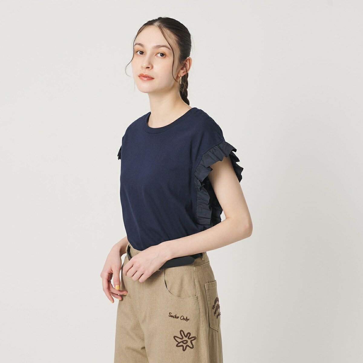 [型番：16175000034]■WEB限定商品■袖のフリルがポイントの＜dahl’ia＞ショートスリーブTシャツ■デザイン袖口のフリルが愛らしいTシャツ。適度なゆとりにやや大きめにとったアームホールで、甘過ぎず大人カジュアルな着こなしにぴったりなアイテム。裾をボトムインしてもアウトしても様になるコンパクトな着丈で、幅広い着こなしが楽しめます。■コーディネート一枚で着映えが叶うデザインは、Tシャツを主役にした着こなしが◎。スリーブデザインを活かして、キャミワンピースのインナーとしてもおすすめです。＜dahl'ia（ダリア）＞2001年にスタート。2人の日本人デザイナーが手掛ける凝った作りのアイテムは、ベーシックカラーや素材を斬新かつかわいらしいデザインやバランスで提案されています。その独特の絶妙なミックス感が人気です。【注意事項】※商品に「取り扱い上の注意書き」、「洗濯表示」がございます場合は、使用前に必ずご確認ください。※商品画像は、光の当たり具合やパソコンなどの閲覧環境により、実際の色味と異なって見える場合がございます。あらかじめご了承ください。※商品の色味の目安は、商品単体の画像をご参照ください。お問い合わせの際は、ユナイテッドアローズ カスタマーサービスデスクまで下記の品名/品番をお申し付け下さい。品名：by dahlia REMK FRL S/S 品番：16175000034■カラー：WHITE、DK.BROWN、NAVYFREE・着丈57.5 身幅51.5 ゆき29.5※(　)で表記されている数字はヌードサイズです。ヌードサイズとは衣服を身につけない身体のサイズです。お客様ご自身の身体サイズと比較してお選びください。 ■素材： WHITE/DK.BROWN/NAVY：本体；綿100％ 別布；綿100％ ■お手入： 洗濯機洗い可&nbsp;&nbsp;>>商品のお取り扱い方法 ■原産国： 輸入衣料品＜dahl’ia＞フリルスリーブ Tシャツ／ビューティー＆ユース ユナイテッドアローズ（BEAUTY＆YOUTH）WHITEDK.BROWNNAVY画面上と実物では、多少色具合が異なって見える場合がございます。