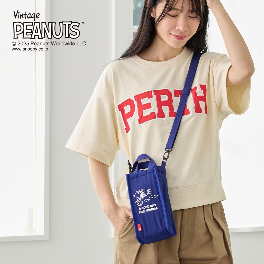 [型番:1616969]定番のPEANUTS x ROOTOTE愛らしいスヌーピーデザインが気分を高めてくれる、簡易保冷機能付きルートート、サーモキーパー。近場のお散歩から遠足まで。さまざまなシーンのおともに。しなやかな生地にふんわり感が気持ちよく、ペットボトルはもちろんマグボトルもストンと入れて持ち歩けます。内側には水や汚れが染み込みにくいシルバーカラーのEVA素材を使用しています。洗濯可能でいつでも清潔にショルダーは取り外し可能で、持ち手のみのすっきりした仕様にすればオフィス内の移動にも便利です。メガネケースなどの小物の持ち運びにも。背面には、メッシュ素材のルーポケット付き。ポケットティッシュやカードなどを入れておけるので便利です。デイリー使いだから、いつでも清潔に。洗濯可能で、衛生的にご利用いただけます。■カラー：グリーン、ネイビー、グレー、オレンジ【サイズ】 ヨコ11（口元）8.5xタテ21×マチ7.5cm　持ち手：16cm　ショルダー：最長130cm【重　量】 約110g【ポケット】 外側1箇所※(　)で表記されている数字はヌードサイズです。ヌードサイズとは衣服を身につけない身体のサイズです。お客様ご自身の身体サイズと比較してお選びください。 ■素材： 表地：ナイロン　裏地：EVA　持ち手：ポリエステル　留め具：プラホック ■お手入： 洗濯：洗濯機弱水流（40℃まで）にて可能です。アイロンのご使用はお避けください。&nbsp;&nbsp;>>商品のお取り扱い方法 ■原産国： 中国サーモキーパー.ボトル.ピーナッツ／ルートート（ROOTOTE）グリーンネイビーグレーオレンジ画面上と実物では、多少色具合が異なって見える場合がございます。