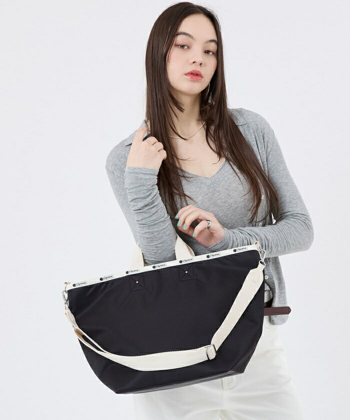 [型番：1873LD60]【Cordura Collection】艶感とタフさを兼ね備えた高耐久素材「CORDURA」を採用。摩擦や引き裂きに強い耐久性を持ちながら、表面にはほのかな艶があり、カジュアルになりすぎない上品な印象に仕上げました。通勤シーンのきちんと感にも、休日のお出かけの軽快さにもフィットする、美しさと耐久性を兼ね備えたコレクションです。どんなスタイリングにも合わせやすい、微かな光沢のあるブラック「エボニー」と、グレイッシュなニュアンスのあるベージュ「サンドベージュ」の2色展開。シルバーのファスナーと、アイボリーのテープがシャープな印象。シャツ生地をイメージしたブルーの裏地が爽やかさをプラスします。【スタイル説明】ショルダーストラップ付きの大きめな船形トートバッグ。しっかりとした芯材を使用し、荷物が多い日でも型崩れしにくく、バッグのフォルムをキープします。マチ幅が広く、デイリー使いはもちろん、習い事やママバッグ、レジャーシーンなど荷物の多い日にも活躍。内側には大きなポケットを備えかさばる荷物も整理しやすく、外側にはファスナーポケットを配置し、お財布やスマートフォンなどすぐに取り出したいアイテムの収納にも便利です。斜めがけ・手持ち・肩掛けと、スタイルに合わせてお使いいただけます。【仕様】メイン開閉部：ファスナー外側：ファスナーポケット×1内側：ファスナーポケット×1、オープンポケット×2 ショルダーストラップ：取り外し・長さ調節可こちらはレスポートサック公式ストアです。商品は全て正規品です。※同じスタイルでお探しの場合は【レスポ　1873】プリント一覧をご覧になりたい場合は【レスポ　LD60】と画面上部の「検索欄」に入力し、ご確認ください。【レスポートサック 公式ショップ　lesportsac トートバッグ　舟形　軽量　ナイロン　コーディラ　ショルダーバッグ　斜め掛け　肩掛け　手持ち　通勤　通学　ママバッグ　ジムバッグ　お仕事　ビジネス】■カラー：エボニー【商品サイズ】縦:30cm 横:25cm マチ:20cm ※(　)で表記されている数字はヌードサイズです。ヌードサイズとは衣服を身につけない身体のサイズです。お客様ご自身の身体サイズと比較してお選びください。 ■素材： ナイロン ■お手入： &nbsp;&nbsp;>>商品のお取り扱い方法 ■原産国：(レスポートサック)トートバッグ 1873LD60／レスポートサック（LeSportsac）エボニー画面上と実物では、多少色具合が異なって見える場合がございます。