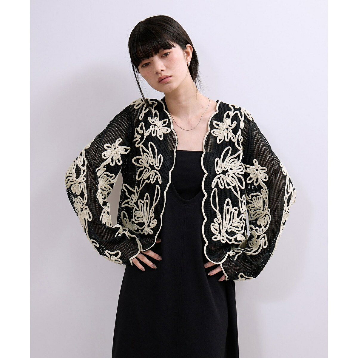 [型番：GAK56090]◇26SS◇ADAM ET ROPE' FEMME【Material】メッシュ生地にコードでオリジナル刺繍を施した生地を使用。【Design】植物と花のようなモチーフを繋げて表現したコード刺繍が目を惹くメッシュカーディガン。艶やかな表面感のメッシュ生地とコード刺繍の掛け合わせがモードに決まる1着。前立て、裾、袖口に施したスカラップ柄は、一度メッシュ生地を裁ち切り、ほつれ留めをしてからコード刺繍を施す、緻密な仕様に。こだわりのスカラップ柄が軽く羽織っても様になるところがデザインのポイント。【Color】ブラック×ブラック刺繍：汎用性のあるベーシックカラーブラック×キナリ刺繍：キナリの刺繍が着映えるカラーホワイト×ホワイト刺繍：ブラウス感覚に、爽やかに決まるカラー計3色展開。【Styling Point】ワイドスラックスやデニムパンツ、ワンピースとの合わせがおすすめ。肌寒い時期にはロンTを、真夏にはキャミソールを合わせて。オケージョンスタイルにも是非。---------------透け感:あり裏地:なし伸縮性:なし光沢感:ややあり生地の厚さ:薄手開き方:フロントホック開きポケット:なし---------------◇モデル情報身長:163cm size:F※撮影時の光、お使いのモニター環境によって色の見え方が違う場合がございます。■カラー：3色展開F：着丈52.5 肩幅41 バスト102 そで丈61※(　)で表記されている数字はヌードサイズです。ヌードサイズとは衣服を身につけない身体のサイズです。お客様ご自身の身体サイズと比較してお選びください。 ■素材： （チュール部分） ポリエステル 100% （柄糸） ポリエステル 100% （押さえ糸） ポリエステル 100% ■お手入： 手洗い|漂白不可|タンブル乾燥不可|自然乾燥|アイロン仕上げ可|ドライ可|ウエットクリーニング可&nbsp;&nbsp;>>商品のお取り扱い方法 ■原産国： 中国【WEB限定】メッシュエンブロイダリーカーディガン／アダムエロペ（ADAM ET ROPE'）ブラック(01)ブラック系(02)ホワイト(10)画面上と実物では、多少色具合が異なって見える場合がございます。