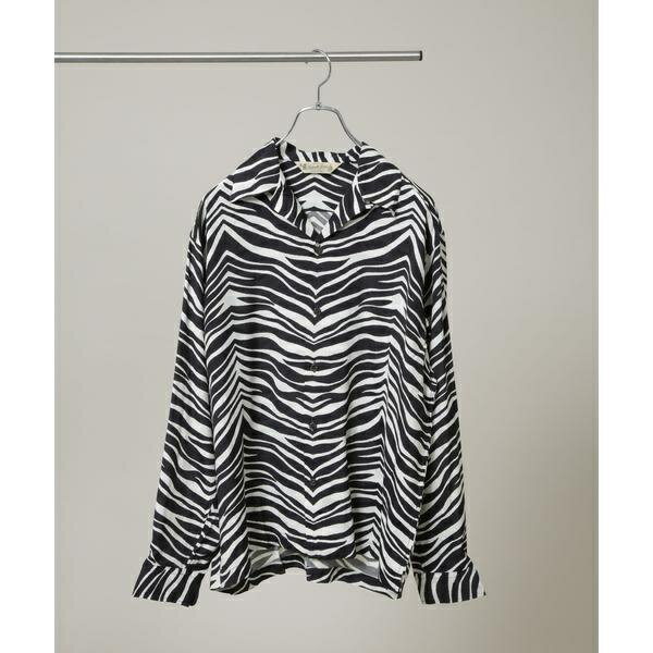 [型番：6706120024]華やかさの中に余裕を感じる大人のための柄シャツ【2026 SS】Schott（ショット）コーディネートに映えるゼブラ柄が特徴のロングスリーブシャツ。ヴィンテージシャツでも人気の高いゼブラをベースに、あえて色数を抑え、合わせやすいデザインへと再構築。華やかさの中に余裕を感じさせる、大人のための柄シャツに仕上げています。■デザイン・ヴィンテージシャツでも人気の高いゼブラ柄を採用・あえて色数を抑え、合わせやすいデザインに・清涼感のあるオープンカラー・コーディネートの主役になるアイテム■素材・ 清涼感のある軽やかなレーヨン生地・ご家庭での洗濯禁止■カラー展開・春夏のスタイルにアクセントを加えるオフホワイトの1色展開■コーディネート・ブラックのパンツに足元にはレザーシューズを合わせた大人なモノトーンスタイルがおすすめ■シリーズ・6706120022　Schott／ROCK’N ROLL RAYON SHIRT・6706120023　Schott／BANANA RAYON SHIRT■メーカー品番: 782-6120006Schott（ショット）ライダースジャケットの代名詞ともいえるSCHOTTの歴史は、1913年、ニューヨークでアーヴィン・ショットとジャック・ショットの兄弟によってはじまりました。当初はレインコートをつくる工場でしたが、1928年に世界で初めてフロントジッパーを採用したライダースジャケットPerfectoシリーズを発売。ボタン仕様しかなかった当時、画期的なジャケットとして話題となり、その後のライダース史に大きな影響を与えました。■取扱方法もみ洗いはお避け下さい。釦を閉じ、裏返しにしてネットに入れて洗濯して下さい。弱く絞って下さい。遠心脱水の際は、短時間で処理して下さい。アイロン使用時は裏側からあて布をあて、形を整える程度に軽く掛けて下さい。素材の性質上、直射日光や蛍光灯の長時間照射により、色あせする恐れがあります。※サンプルにて撮影、採寸を行う為、実際にお届けする商品と仕様やサイズが異なる場合がございます。予約時は生産の都合上、お届け予定時期が前後する場合もございますので、予めご了承下さい。※光の当たり具合や撮影環境により色味が異なる場合がございます。正しい色■カラー：オフホワイト1M：着丈/69CM 身幅/60CM 肩幅/48CM 袖丈/60CML：着丈/72CM 身幅/62CM 肩幅/50CM 袖丈/61CM※(　)で表記されている数字はヌードサイズです。ヌードサイズとは衣服を身につけない身体のサイズです。お客様ご自身の身体サイズと比較してお選びください。 ■素材： レーヨン100％ ■お手入： &nbsp;&nbsp;>>商品のお取り扱い方法 ■原産国： 中国製Schott／ZEBRA RAYON SHIRT／ナノユニバース（NANO universe）オフホワイト1画面上と実物では、多少色具合が異なって見える場合がございます。