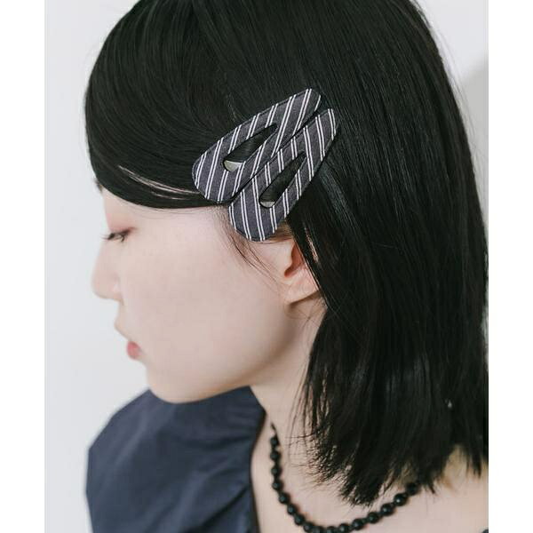 [型番：SM26130-2246065]【トラッドなスパイスを。ストライプ柄のワイドヘアピン】●ストライプの柄が大人カワイイパッチンピン●どこかレトロでマニッシュな雰囲気●大きめサイズがヘアスタイルをトレンドライクに仕上げるストライプ柄が目を引くおおぶりサイズのヘアピンセット。メタルのピンとは一味違うドライな質感がヘアスタイルに遊び心を添えてくれます。大ぶりなサイズ感なので、1つでもしっかりと視線を惹きつけるアクセントに。ネイビーやグレーなどのダークトーンの装いはもちろん、シンプルな白シャツに合わせてトラッドな雰囲気を楽しむのもおすすめです。【2026 Spring／Summer】【26SS】※メッキ製品(特に銀メッキ)は変色しやすいため、こまめなお手入れで防止してください。長期放置やスプレー香料などの同時使用は、特にお避けください。※メッキ製品は、アレルギー体質の方や体調が低下している方など、かぶれることがあります。肌に異常を感じた時はご使用をお止めいただき専門医にご相談ください。※アクセサリーは壊れやすいものです。取り扱いに注意していただき大切にご使用いただけるようお願い申し上げます。総重量 : 約5.5g※商品画像は、光の当たり具合やパソコンなどの閲覧環境により、実際の色味と異なって見える場合がございます。予めご了承ください。※商品の色味の目安は、商品単体の画像をご参照ください。▼お気に入り登録のおすすめ▼お気に入り登録商品は、マイページにて現在の価格情報や在庫状況の確認が可能です。お買い物リストの管理にぜひご利用下さい。■カラー：ブラック-：全長:7.5cm 、最大幅:2.5cm※(　)で表記されている数字はヌードサイズです。ヌードサイズとは衣服を身につけない身体のサイズです。お客様ご自身の身体サイズと比較してお選びください。 ■素材： ポリエステル 鉄 ■お手入： &nbsp;&nbsp;>>商品のお取り扱い方法 ■原産国： 韓国ストライプ2セットヘアピン／スメリー（SMELLY）ブラック画面上と実物では、多少色具合が異なって見える場合がございます。