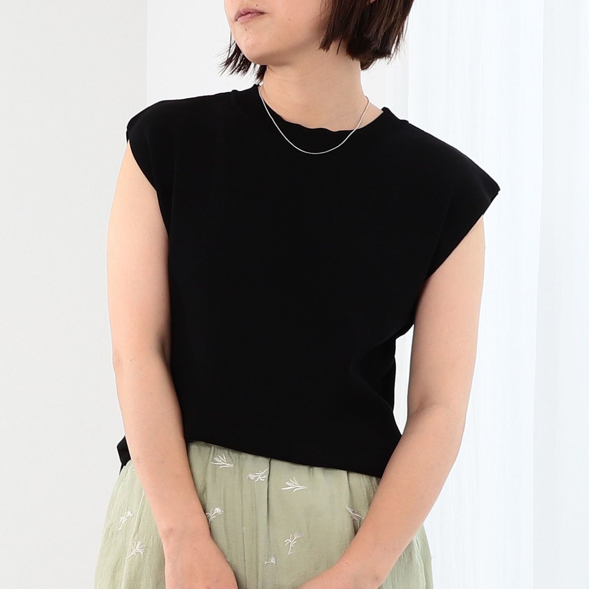 [型番:347548-75]1枚でもインナーでも。上品見えを叶える大人のフレンチスリーブニット【デザイン】シンプルながらも計算されたシルエットが魅力の、洗練されたサマーニットです。肩先を少し覆う絶妙なフレンチスリーブは、気になる二の腕をさりげなくカバーしつつ、お顔まわりをスッキリと華奢な印象に見せてくれます。詰まりすぎないクルーネックが上品さを漂わせ、トレンドのショート丈が腰位置を高く見せてくれるので、着るだけで自然なスタイルアップを叶えます。ベーシックな中にも旬の抜け感が漂う、大人のカジュアルスタイルに欠かせない1枚に仕上げました。【素材】さらりとした肌触りが心地よい、ハイゲージの総針編みニットを使用しています。総針編みならではの程よい厚みとハリ感があり、体のラインを拾いすぎず、キレイめなシルエットをキープ。裏地なしでも透け感を気にせず安心して着用でき、優れた伸縮性で動きやすく、一日中ストレスフリーな着心地が続きます。ご家庭での着回しやすさも魅力の、春夏のワードローブに嬉しい素材感です。ーーーーーーーーーーーーーーーーー透け感：なし伸縮性：あり裏地：なしーーーーーーーーーーーーーーーーー【色展開】どんなシーンにも馴染む、洗練されたベーシックな4色展開・クロ（ブラック　黒色）・アイボリー（エクルベージュ　クリーム　キナリ　薄香　白茶　枯色　砥粉色）・ブルー（グレイッシュブルー　くすみブルー　スペクトロライト　青色　冥色　藍鼠　御召御納戸）・チャ（ブラウン　セピア　チェスナット　コーヒー　チョコレート　褐色　褐色　茶色）【スタイリング】1枚でトップスとしてはもちろん、ジャケットやカーディガンのインナーとしても非常に優秀です。ワイドパンツやロングスカートと合わせれば、ショート丈を活かした今季らしいリラクシーなコーデが完成。キレイめなスラックスと合わせてオフィスシーンに、デニムと合わせて大人の休日スタイルにと、ボトムスを選ばず幅広く活躍します。体型をカバーしつつバランス良くスマートに着こなせる、頼れる1着です。シンプルなのに品があるを叶えてくれる、毎日のコーディネートを格上げする特別な1枚になります。《お気に入り登録》でお得な情報がいっぱい■カラー：4色展開M／着丈:57cm，身巾:44cm，肩巾:46cm，アームホール:20cm，裾巾:44cm※(　)で表記されている数字はヌードサイズです。ヌードサイズとは衣服を身につけない身体のサイズです。お客様ご自身の身体サイズと比較してお選びください。 ■素材： レーヨン80％、ナイロン10％、ポリエステル10％ ■お手入： 手洗い&nbsp;&nbsp;>>商品のお取り扱い方法 ■原産国： 中国製【Mサイズ】総針編みラウンドネックノースリニット／レスウェル（leswel）052アイボリー071ブルー081チャ000クロ画面上と実物では、多少色具合が異なって見える場合がございます。