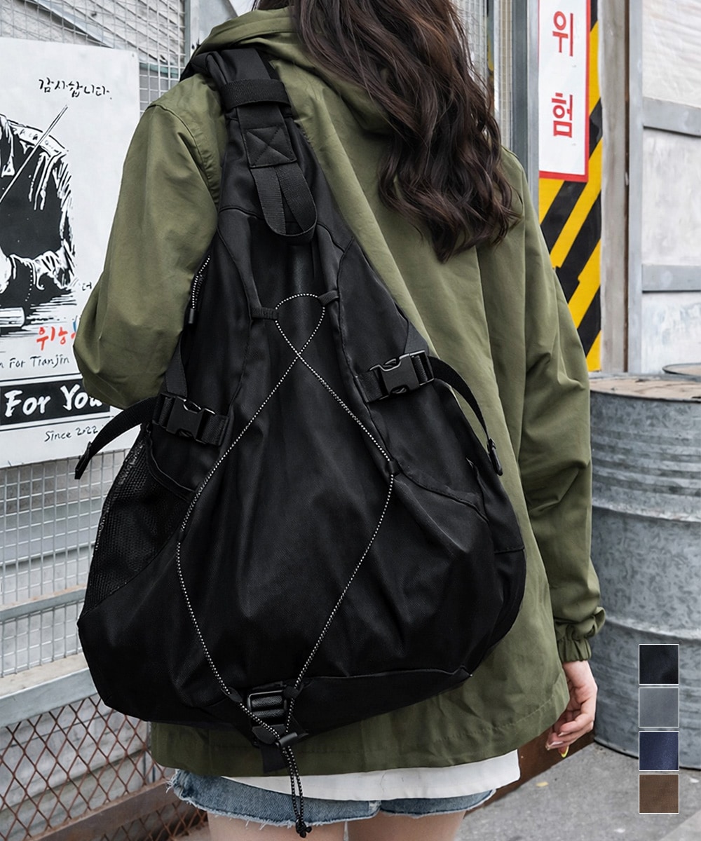 スタイリッシュな雰囲気を引き立てるドロップ型ワンショルダーバッグ。外側にメッシュポケット付きで、ペットボトルなどの収納に便利。荷物をしっかり固定できるドローコードとバックル付き。肩掛け・斜め掛け・前持ちと3WAYに持ち方を変えられ、シーンやコーデに合わせて幅広いスタイルに合わせやすい。シンプルなデザインで使い勝手が良く、普段使いはもちろん旅行やフェスなどのアウトドアシーンにも活躍。カラー：ブラック/グレー/ネイビー/ブラウンサイズ：高さ:約53cm 幅（最大）:約39cm マチ:約17cm 持ち手高さ:約7cm 持ち手長さ:約17cm（調節不可、取り外し不可） ショルダー:約70-90cm（調節可、取り外し不可）■収納について・A4対応（22×31cm)：〇・iPadmini対応（19.6×13.5×0.7cm)：〇・長財布（10×20cm）：〇・二つ折り財布:〇・キーケース:〇・ペットボトル横向き（500ml）：〇・ペットボトル縦向き（500ml）：〇重さ：約392g裏地：あり内ポケット：なし生産国：中国※すべて平置きサイズです（採寸方法違いより、多少の誤差がございますので、ご了承ください）。※海外輸入品のため、商品の細部仕様は多少異なる場合がございます。予めご了承の上、ご注文お願い致します。■カラー：ブラック、ブラウン、ネイビー、グレーサイズ：高さ:約53cm 幅（最大）:約39cm マチ:約17cm 持ち手高さ:約7cm 持ち手長さ:約17cm（調節不可、取り外し不可） ショルダー:約70-90cm（調節可、取り外し不可）■収納について・A4対応（22×31cm)：〇・iPadmini対応（19.6×13.5×0.7cm)：〇・長財布（10×20cm）：〇・二つ折り財布:〇・キーケース:〇・ペットボトル横向き（500ml）：〇・ペットボトル縦向き（500ml）：〇重さ：約392g裏地：あり内ポケット：なし生産国：中国※(　)で表記されている数字はヌードサイズです。ヌードサイズとは衣服を身につけない身体のサイズです。お客様ご自身の身体サイズと比較してお選びください。 ■素材： ナイロン+ポリエステル ■お手入： &nbsp;&nbsp;>>商品のお取り扱い方法 ■原産国： 中国製ワンショルダーバッグ 大容量ボディバッグ／ミニミニストア（miniministore）ブラックブラウンネイビーグレー画面上と実物では、多少色具合が異なって見える場合がございます。
