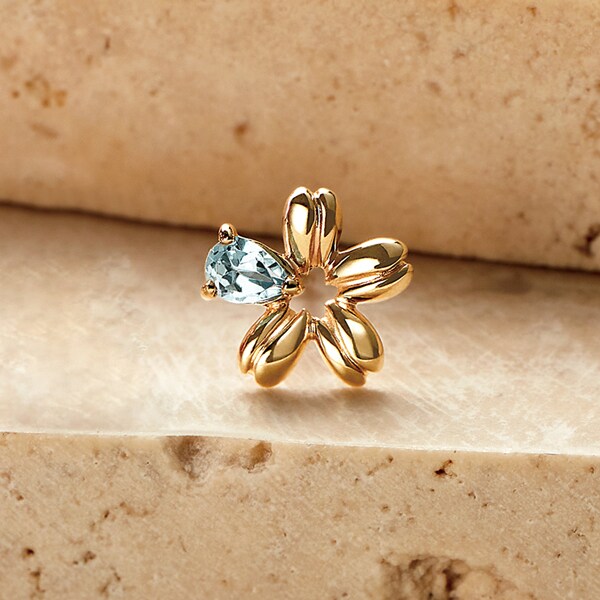 [型番:446275888]貝殻モチーフのハーフピアス。 海辺で見つけた貝殻(タカラガイ)でつくった花をイメージしています。暖かい海のさわやかさを感じる、スカイブルートパーズ(11月誕生石)を1石あしらいました。 さり気なく夏を感じることの出来るデザインです。 *テイクアップの商品は、日本の職人の手仕事により作られたMade in Japanです。*天然石を使用しています。多少の色幅がありますが、ご了承ください。■カラー：イエローゴールド（YG）全長縦約7.0mm、横約7.0mm※(　)で表記されている数字はヌードサイズです。ヌードサイズとは衣服を身につけない身体のサイズです。お客様ご自身の身体サイズと比較してお選びください。 ■素材： K10イエローゴールド、スイスブルートパーズ ■お手入： &nbsp;&nbsp;>>商品のお取り扱い方法 ■原産国： 日本【 Solo Pierce】K10 タカラガイフラワーピアス／テイクアップ ピュア（TAKE-UP pure）イエローゴールド（YG）画面上と実物では、多少色具合が異なって見える場合がございます。