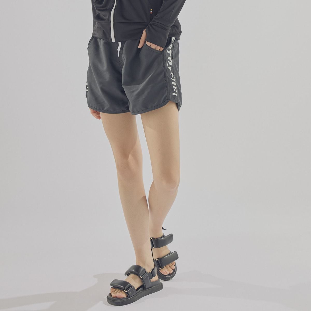[型番:924400]中間色を使ったスポーティーなショートパンツ■カラー：BLK、GRN、WHT、BEG、BLUサイズウエストヒップ股上わたり幅裾幅股下M69．098．026．532．529．09．0L72．499．028．034．029．09．7XL74．0104．028．034．530．510．4※(　)で表記されている数字はヌードサイズです。ヌードサイズとは衣服を身につけない身体のサイズです。お客様ご自身の身体サイズと比較してお選びください。 ■素材： ポリエステル100％ ■お手入： 洗濯機&nbsp;&nbsp;>>商品のお取り扱い方法 ■原産国： 中国製RUSTY　水着　ボードショーツ／ラスティ（RUSTY）BLKGRNWHTBEGBLU画面上と実物では、多少色具合が異なって見える場合がございます。