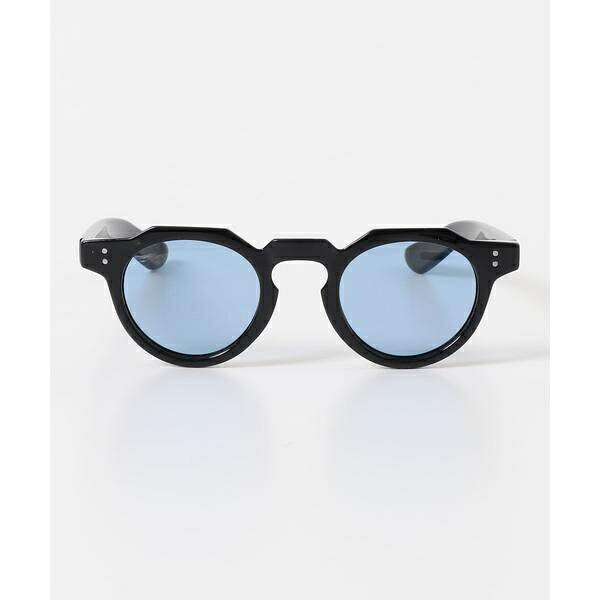 [型番：DR26230-1220303]【2026 Spring／Summer】【26SS】※この商品は、高温のところに置かないでください。※傷の付きにくい特殊加工を施しておりますが、金属と一緒にしまうと傷がつくことがあります。あまり長い時間使用しないでください。※その他お取り扱いに関しましては、商品に付属のアテンションタグをご覧ください。総重量 : 約27g可視光線透過率 : (BLK／BLUE)15％， (BLK／SMOKE)12％紫外線透過率 : 1％未満※商品画像は、光の当たり具合やパソコンなどの閲覧環境により、実際の色味と異なって見える場合がございます。予めご了承ください。※商品の色味の目安は、商品単体の画像をご参照ください。▼お気に入り登録のおすすめ▼お気に入り登録された商品は、マイページにて現在の価格情報や在庫状況の確認が可能です。お買い物リストの管理にぜひご利用ください。■カラー：ブルー、ブラック-：レンズ:3.9×4.3cm 、フレーム:13.6cm 、テンプル:14.7cm※(　)で表記されている数字はヌードサイズです。ヌードサイズとは衣服を身につけない身体のサイズです。お客様ご自身の身体サイズと比較してお選びください。 ■素材： レンズ : プラスチックフレーム : プラスチックテンプル : プラスチック ■お手入： &nbsp;&nbsp;>>商品のお取り扱い方法 ■原産国： 中国クラウンパント2(調光＆偏光レンズ)／アーバンリサーチ ドアーズ（URBAN RESEARCH DOORS）ブルーブラック画面上と実物では、多少色具合が異なって見える場合がございます。