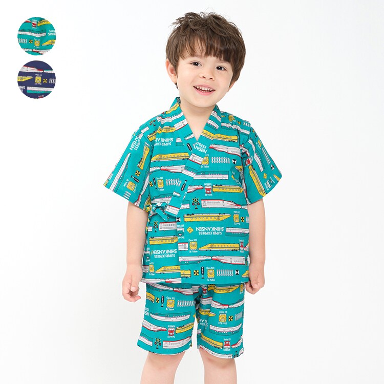 [型番:B36199]夏の風物詩の甚平が今年も入荷しました！男の子が大好きな電車柄！毎シーズン大人気のJRコラボシリーズです！JR東日本、JR西日本商品化許諾済み商品です。人気の新幹線のこまち、はやぶさ、ドクターイエローの総柄甚平。涼しく着られる甚平はお祭りや夕涼み会、盆踊りなどの時はもちろん、普段使いのお部屋着としてもオススメ。【アイテム】半袖 トップス カジュアル お洒落 オシャレ かっこいい かわいい 可愛い 普段着 デイリーウェア お出かけ着 お外遊び着 子ども こども 男児 男の子 ボーイズ キッズ ベビーサイズ トドラーサイズ 幼稚園 保育園 小学校 通園 通学 小学生 2026年夏物新作 丸高衣料 ボトム　ハーフパンツ　半ズボン　短パン　コットン100％ 綿100％ じんべい　じんべえ　ネイビー　紺色　エメラルドグリーン　薄緑色　キッズフォーレ　鉄道 子鉄　車両　電車　電鉄 トレイン　コットン100％ 綿100％■カラー：エメラルドグリーン、ネイビー100cm 身丈:43、胸囲:71、袖丈:13.7、背肩幅:29.5、ウエスト:43、脇丈:33.5 110cm 身丈:46.5、胸囲:75、袖丈:14.7、背肩幅:31.5、ウエスト:46、脇丈:36.5 120cm 身丈:50、胸囲:79、袖丈:15.7、背肩幅:33.5、ウエスト:48、脇丈:39.5 130cm 身丈:53.5、胸囲:84、袖丈:16.7、背肩幅:36、ウエスト:50、脇丈:43※(　)で表記されている数字はヌードサイズです。ヌードサイズとは衣服を身につけない身体のサイズです。お客様ご自身の身体サイズと比較してお選びください。 ■素材： 本体 綿 100% ■お手入： 洗濯機&nbsp;&nbsp;>>商品のお取り扱い方法 ■原産国： 中国JR新幹線電車柄甚平／キッズフォーレ（Kids Foret）エメラルドグリーンネイビー画面上と実物では、多少色具合が異なって見える場合がございます。