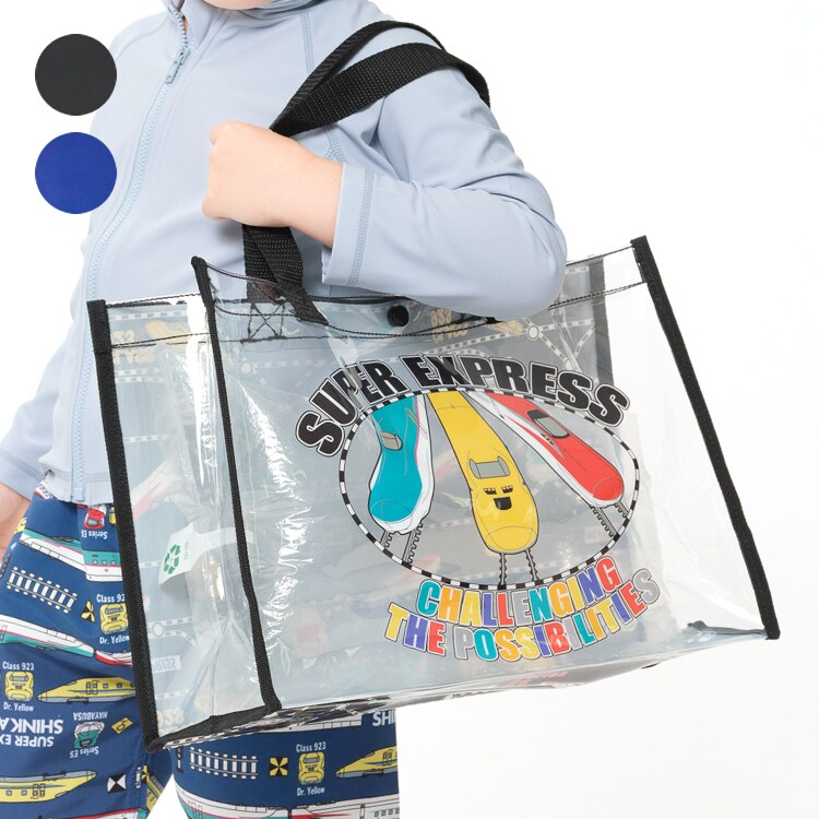 [型番:B37684]ネットショップと専門店、セレクトショップなどのでの限定のアイテム！直営店では直営オンラインショップ「こどもの森e-shop」各店のWEB店限定のみでの販売になります。【直営実店舗での販売はありません。】男の子が大好きな電車！毎シーズン大人気のJRコラボシリーズです！JR東日本、JR東海、JR西日本商品化許諾済み商品です。毎年人気のプールバック、プールバッグ。スイミング、水泳教室、プール、海水浴などなど夏には大活躍のアイテム。人気の新幹線のこまち、はやぶさ、ドクターイエローの線路を走る車体のプリント入り。後ろは車体と路線図風のプリント入り。【アイテム】雑貨 カジュアル お洒落 オシャレ かっこいい かわいい 可愛い 普段着 デイリーウェア お出かけ 子ども こども 男児 男の子 ボーイズ キッズ ベビーサイズ トドラーサイズ 幼稚園 保育園 小学校 通園 通学 小学生 遠足 旅行 2026年春夏物新作 丸高衣料 小物　キッズフォーレ　 鉄道 子鉄　車両　電車　電鉄 トレイン ブラック　黒色　ブルー　青色■カラー：ブラック、ブルー99cm たて:25、よこ:36、マチ:13※(　)で表記されている数字はヌードサイズです。ヌードサイズとは衣服を身につけない身体のサイズです。お客様ご自身の身体サイズと比較してお選びください。 ■素材： 本体 PVC % ■お手入： &nbsp;&nbsp;>>商品のお取り扱い方法 ■原産国： ミャンマー【WEB限定】JR新幹線電車プールバッグ／キッズフォーレ（Kids Foret）ブラックブルー画面上と実物では、多少色具合が異なって見える場合がございます。