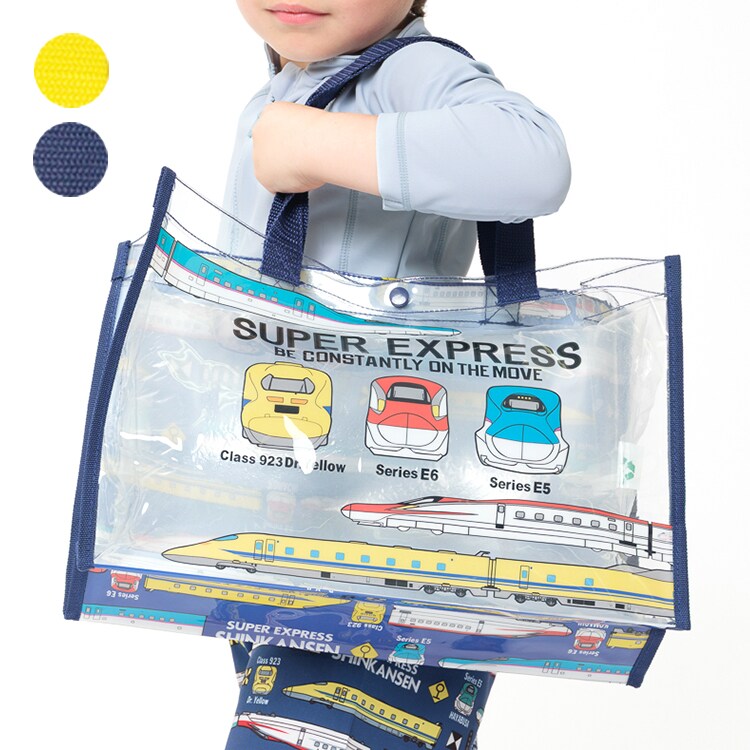 [型番:B37693]男の子が大好きな電車！毎シーズン大人気のJRコラボシリーズです！JR東日本、JR東海、JR西日本商品化許諾済み商品です。毎年人気のプールバック、プールバッグ。スイミング、水泳教室、プール、海水浴などなど夏には大活躍のアイテム。人気の新幹線のこまち、はやぶさ、ドクターイエローのプリント入り。後ろは総柄で両面ともかっこいい！【アイテム】雑貨 カジュアル お洒落 オシャレ かっこいい かわいい 可愛い 普段着 デイリーウェア お出かけ 子ども こども 男児 男の子 ボーイズ キッズ ベビーサイズ トドラーサイズ 幼稚園 保育園 小学校 通園 通学 小学生 遠足 旅行 2026年春夏物新作 丸高衣料 小物　キッズフォーレ　 鉄道 子鉄　車両　電車　電鉄 トレイン イエロー　黄色　ネイビー　紺色　キッズフォーレ■カラー：イエロー、ネイビー99cm たて:25、よこ:36、マチ:13※(　)で表記されている数字はヌードサイズです。ヌードサイズとは衣服を身につけない身体のサイズです。お客様ご自身の身体サイズと比較してお選びください。 ■素材： 本体 PVC % ■お手入： &nbsp;&nbsp;>>商品のお取り扱い方法 ■原産国： ミャンマーJR新幹線電車柄プールバッグ／キッズフォーレ（Kids Foret）イエローネイビー画面上と実物では、多少色具合が異なって見える場合がございます。
