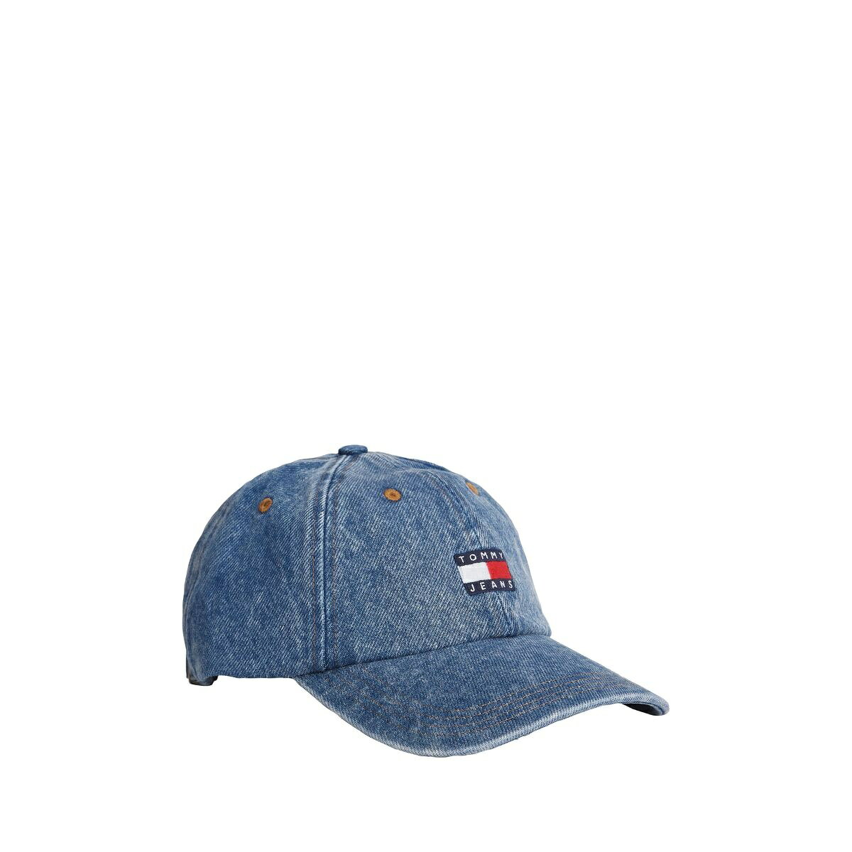 [型番：AW18836]【オンライン限定】ユニセックス ヘリテージデニムキャップデニムを使ったベーシックな6パネルキャップです。ウォッシュ加工でアタリの出た、ヴィンテージライクな風合いが魅力のアイテム。フロントにはフラッグロゴをあしらい、コーディネートのワンポイントになるようデザインしました。クラウンはパネル切り替えごとに通気性を確保する菊穴が施されています。バックベルトでサイズ調節が可能です。【サイズ】FREE：頭周り最小cm53：頭周り最大62cm高さ：10cmつば：7cm【TOMMY HILFIGER】永遠のアメリカンクラシックをベースにモダンなひねりを加えたデザインが人気のトミーヒルフィガー。都会的で洗練されたメンズ・ウィメンズに加え、チルドレン、ゴルフライン、そしてよりカジュアルなデニムラインと豊富なカテゴリーが揃うグローバルブランド。■カラー：ブルー1A4サイズ頭周り高さつば（最大）OS57．014．07．0※(　)で表記されている数字はヌードサイズです。ヌードサイズとは衣服を身につけない身体のサイズです。お客様ご自身の身体サイズと比較してお選びください。 ■素材： 表地／裏地：綿100　％　装飾部分を除く ■お手入： 手洗い&nbsp;&nbsp;>>商品のお取り扱い方法 ■原産国： 中国製【オンライン限定】ユニセックス ヘリテージデニムキャップ／トミー ジーンズ（TOMMY JEANS）ブルー1A4画面上と実物では、多少色具合が異なって見える場合がございます。