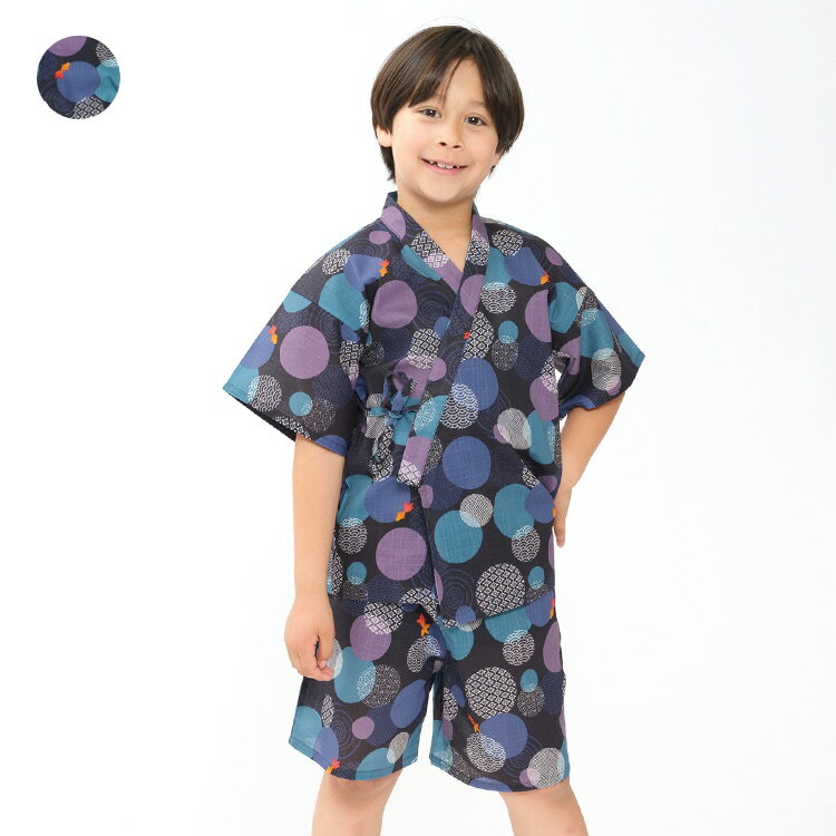 [型番:N36796]ネットショップと専門店、セレクトショップ限定のアイテム！ 直営店では直営オンラインショップ「こどもの森e-shop」各店のみでの販売になります。【直営実店舗での販売はありません。】夏の風物詩の浴衣や甚平が今年も入荷しました！涼しく着られる甚平はお祭りや夕涼み会、盆踊りなどの時はもちろん、普段使いのお部屋着としてもオススメ。水玉柄に金魚の総柄がお洒落！同じデザインのジュニア、スクールサイズはN36787になります。【アイテム】半袖 トップス カジュアル お洒落 オシャレ かっこいい かわいい 可愛い 普段着 デイリーウェア お出かけ着 お外遊び着 子ども こども 男児 男の子 ボーイズ キッズ ベビーサイズ トドラーサイズ 幼稚園 保育園 小学校 通園 通学 小学生 2026年春夏物新作 丸高衣料 ボトム　ハーフパンツ　半ズボン　短パン　コットン100％ 綿100％ じんべい　じんべえ　　夕涼み　お祭り　行事　盆踊り　お部屋着　ルームウェア　ネイビー　紺色　ジョリージュリー　ドット■カラー：ブルー80cm 身丈:37.5、身幅:30.5、袖丈:8、肩幅:30.5、ウエスト:37、脇丈:24.5 90cm 身丈:40.1、身幅:32、袖丈:10、肩幅:32、ウエスト:40、脇丈:26 100cm 身丈:43.6、身幅:36、袖丈:11.5、肩幅:36、ウエスト:43、脇丈:29.8 110cm 身丈:46.7、身幅:38、袖丈:12.5、肩幅:38、ウエスト:46、脇丈:31.8 120cm 身丈:49.8、身幅:40、袖丈:14、肩幅:40、ウエスト:48、脇丈:34.8 130cm 身丈:53.4、身幅:42.5、袖丈:15、肩幅:42.5、ウエスト:50、脇丈:37.8※(　)で表記されている数字はヌードサイズです。ヌードサイズとは衣服を身につけない身体のサイズです。お客様ご自身の身体サイズと比較してお選びください。 ■素材： 本体 綿 100% ■お手入： 洗濯機&nbsp;&nbsp;>>商品のお取り扱い方法 ■原産国： 中国【WEB限定】水玉金魚柄甚平／ジョリージュリー（JollyJury）ブルー画面上と実物では、多少色具合が異なって見える場合がございます。