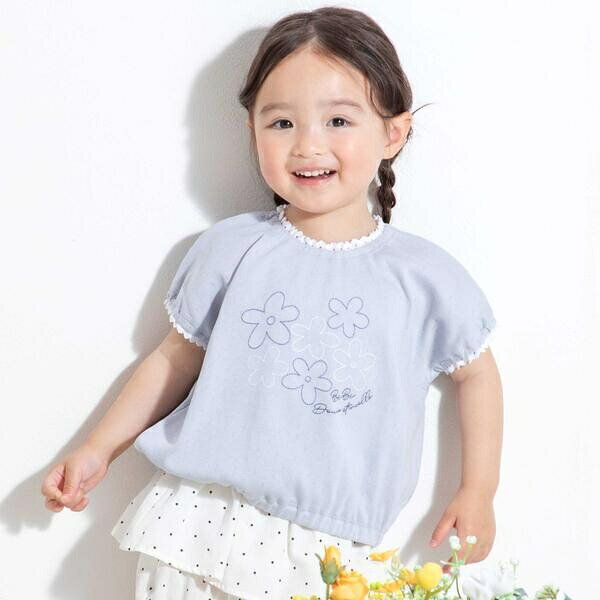 [型番：1135-84002]-26SS-ギャザーを寄せた丸みのあるシルエットがかわいい半袖Tシャツ。■デザイン身幅にゆとりがあり首ぐりと裾はゴム入りの仕様なのですぽっと被るだけでお着替えしやすい。胸元には優しい雰囲気のステッチ刺しゅうのお花が並んでいます。首ぐりや袖口には細身の白レースを使用してアクセントに。カラーは淡いピンクとブルーのマカロンカラー2色展開。■素材/機能ふんわりとした肌触りの針抜きスムースの生地を使用。伸縮が良く動きやすい1着です。※バスト寸法はギャザーがあるため誤差が生じる場合がございます。ご了承ください。26春夏 女の子アイテム【BeBe baby】-ベビーにもエスプリを-BeBeのベビーラインがリニューアル。従来の80~90cmから、アイテムによって異なる80~100cmまでのサイズ展開に変化。ヨーロッパらしさのあるシンプルな中にもエッセンスの効いたデザインを取り入れます。はじめましてのBeBeをよりおしゃれに楽しんでいただけるラインナップです。【2026年春夏 シーズンテーマ】-今日は何しよう？-トラッドでベーシックなアイテムやスタイリングに、軽やかな素材づかいやクリーンな発色とクラフト感あるディティールづかいで楽しさをプラス。「今日は何しよう？」のわくわくした気持ちをファッションを通して表現します。【BeBe(べべ)】”LOVE MODERN” 少しおませで、生意気なヨーロピアンカジュアルの提案。時代性・流行性をとらえ、ベーシックでもワンポイントを施した遊び心、楽しさを盛り込んでいます。シンプルだけど、こだわりのあるオリジナリティーを重視しています。■カラー：ピンク、ブルー80cm:身幅27 着丈31 袖丈(首ぐり端〜袖先)1390cm:身幅28 着丈33 袖丈(首ぐり端〜袖先)13100cm:身幅29 着丈35 袖丈(首ぐり端〜袖先)14※(　)で表記されている数字はヌードサイズです。ヌードサイズとは衣服を身につけない身体のサイズです。お客様ご自身の身体サイズと比較してお選びください。 ■素材： ピンク/ブルー：（本体）綿100% （レース）綿92% ポリエステル6% ポリウレタン2% （刺しゅう糸）ポリエステル100% ■お手入： 洗濯機&nbsp;&nbsp;>>商品のお取り扱い方法 ■原産国： 中国針抜きスムースステッチフラワー半袖ギャザーTシャツ(80~100cm)／ベベ（BeBe）ピンクブルー画面上と実物では、多少色具合が異なって見える場合がございます。