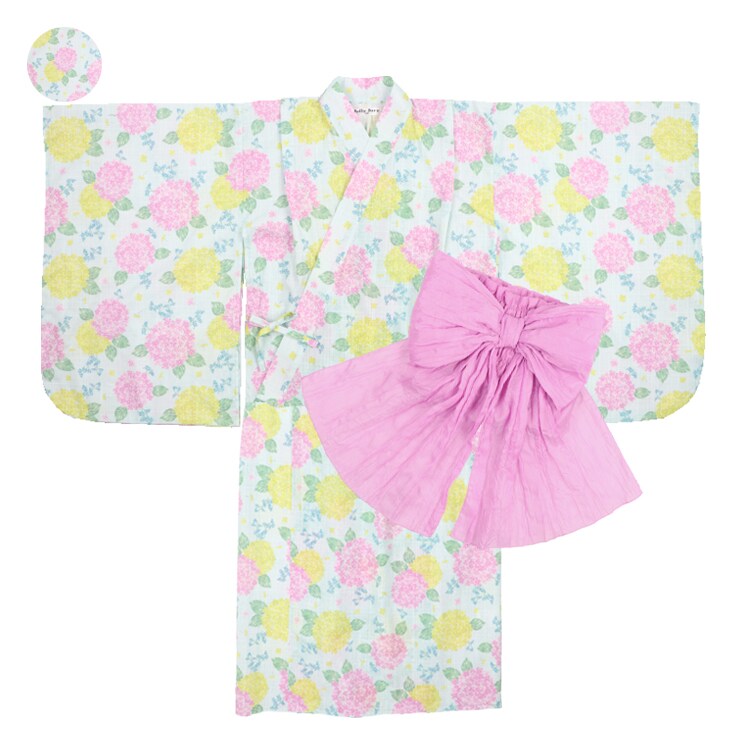 [型番:N46777]ネットショップと専門店、セレクトショップ限定のアイテム！直営店では直営オンラインショップ「こどもの森e-shop」各店のみでの販売になります。【直営実店舗での販売はありません。】夏の風物詩の浴衣や甚平が今年も入荷しました！お祭りや夕涼み会、盆踊りにオススメ。ワンピースにトップスを羽織って、帯はリボンの付いたゴム仕様なので、簡単に浴衣が着られます！夏らしいお花のあじさいの総柄浴衣と帯のセット。同じデザインのベビー、キッズサイズはN46798になります。【アイテム】半袖 トップス カジュアル お洒落 オシャレ かっこいい かわいい 可愛い 普段着 デイリーウェア お出かけ着 お外遊び着 子ども こども 女児 女の子 ガールズ キッズ　幼稚園 保育園 小学校 通園 通学 小学生 2026年夏物新作 丸高衣料 ワンピース　コットン100％ 綿100％ お花　フラワー　サックス　水色　アジサイ　紫陽花　ジョリージュリー　中学生　中学校　高校生　スクールサイズ　ジュニアサイズ■カラー：サックス140cm：浴衣着丈49　浴衣胸囲50　浴衣袖丈35.5　浴衣背肩幅42　帯（一周）52　ワンピース身丈106.2　ワンピース胸囲79、150cm：浴衣着丈52.5　浴衣胸囲53　浴衣袖丈39　浴衣背肩幅44　帯（一周）54　ワンピース身丈117.2　ワンピース胸囲83.5、160cm：浴衣着丈56　浴衣胸囲56　浴衣袖丈42.5　浴衣背肩幅47　帯（一周）56　ワンピース身丈128.6　ワンピース胸囲88　※(　)で表記されている数字はヌードサイズです。ヌードサイズとは衣服を身につけない身体のサイズです。お客様ご自身の身体サイズと比較してお選びください。 ■素材： 浴衣：綿100% 、ワンピース：綿100% 、帯：ポリエステル100% ■お手入： 洗濯機&nbsp;&nbsp;>>商品のお取り扱い方法 ■原産国： 中国【WEB限定】【140〜160cm】あじさい柄浴衣・帯セット／ジョリージュリー（JollyJury）サックス画面上と実物では、多少色具合が異なって見える場合がございます。