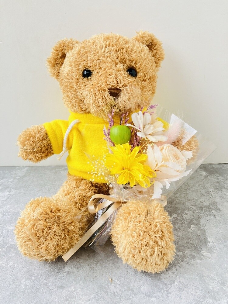 [型番:05057OA]本物の花を丁寧に加工した、水やり不要のプリザーブド＆ドライフラワーインテリア。クリアケース入りなのでギフト対応可能、くまさんに想いを込めてお花を贈ります。枯れない花、水やり不要で手間いらず置くだけで楽しめます。コンパクトサイズ デスク・棚・玄関にちょうど良い卓上サイズです。壁につるしたり、お好みのフラワーベースに入れてお楽しみください。※衣類・家具・壁紙等に色移りする恐れがありますので、ご使用の際には十分ご注意下さい。※配送時の揺れによる破損を防ぐため、クリアケース内に緩衝材を入れてお届けいたします。■カラー：**くま：D20W23H23重量144gブーケ：D8W12H20重量21gクリアケース：D20W20H30重量438g（くま、ブーケ含む）※(　)で表記されている数字はヌードサイズです。ヌードサイズとは衣服を身につけない身体のサイズです。お客様ご自身の身体サイズと比較してお選びください。 ■素材： プリザーブド　ローズ自然素材フラワープリザーブド　リーフドライ　ラグラス造花　りんごプリザーブド　かすみ草サテンリボン 人形 ■お手入： 水やりは不要です。高温多湿、直射日光は避けて保管してください。&nbsp;&nbsp;>>商品のお取り扱い方法 ■原産国： 日本りんごの実がかわいいローズブーケ　くまさんギフト　イエローブーケ　／パレット（Palette）**画面上と実物では、多少色具合が異なって見える場合がございます。