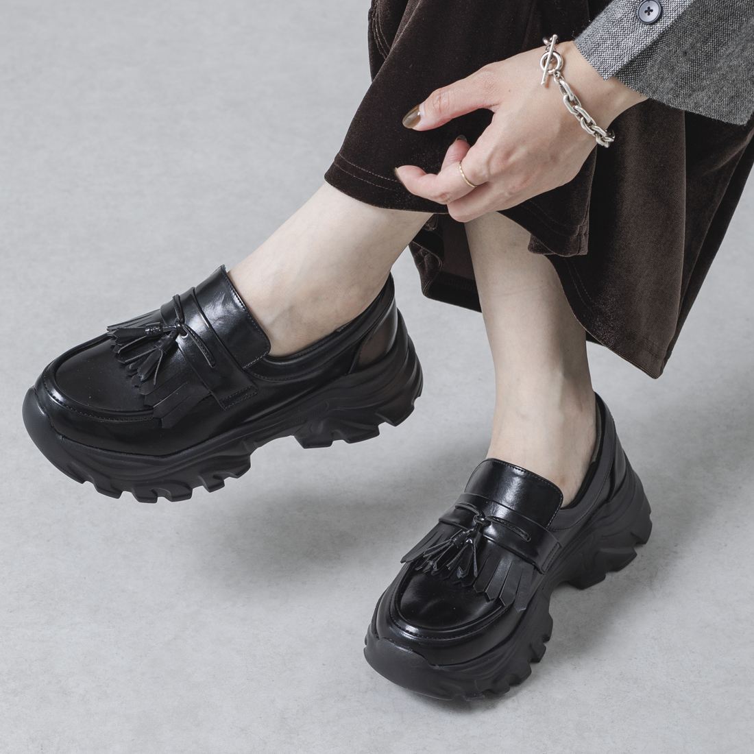 [型番:JB4032]【EVOL 2026AW collection】EVOL大人気のスニーカーローファーに新デザイン登場！存在感のあるタッセルを施してスタイリングを格上げしてくれるデザインに仕上げました。旬のボリュームソールは履くだけでスタイルアップ効果◎もっちりとした厚みのある中敷き入りで、足裏に優しくストレスフリーな履き心地です。超軽量で傾斜がほぼない厚底ソールは、デイリー使いはもちろん旅行やテーマパークにもおすすめ！幅広いスタイリングにハマる万能アイテムです。【対応サイズ】Sサイズ：22~22.5相当Mサイズ：23~23.5相当Lサイズ：24~24.5相当LLサイズ：25~25.5相当【サイズ詳細（Mサイズ／23.5cm）】ヒール高さ：5.0cm片足重量：282gアウトソール幅：11cm■カラー：ブラック、ブラックスエード※(　)で表記されている数字はヌードサイズです。ヌードサイズとは衣服を身につけない身体のサイズです。お客様ご自身の身体サイズと比較してお選びください。 ■素材： 合成皮革 ■お手入： &nbsp;&nbsp;>>商品のお取り扱い方法 ■原産国： 中国【26秋冬新作】 【S-LL・軽量】キルトタッセルスニーカーソールローファー JB4032／EVOL（EVOL）ブラックブラックスエード画面上と実物では、多少色具合が異なって見える場合がございます。