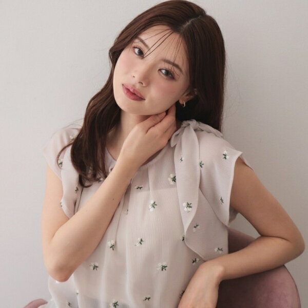 2wayフリルリボン刺繍ブラウス【洗濯機OK／イージーアイロン】／インデックス（index）