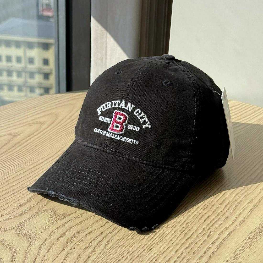 ヴィンテージライクな刺繍ロゴとダメージ加工がポイント。被るだけでこなれ感のあるスタイリングが完成する／メゾンドラティール（maison de LATIR）
