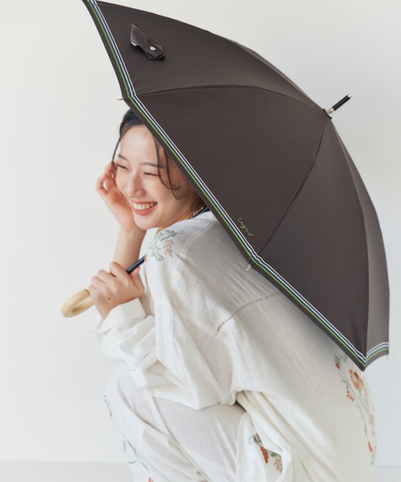 [型番:1UN 21002-02]【ブランド説明】Live “un grid”.枠にとらわれず生きよう。着心地のよい服は心を豊かに、個性あるデザインは日常に刺激を。それらはあなたの毎日に幸せと自信をもたらすでしょう。自分らしい私　と　理想の私。Ungridはたくさんの女性達が「なりたい私へなる」お手伝いができればと願っています。今日もあなたが想い描いた自分を心から楽しめますように。【商品説明】日差しからお肌を守る遮光率100％、UV遮蔽率100％、遮熱効果付きで熱中症対策にもおすすめの晴雨兼用長傘です。内側のブラックコーティングが照り返しの光を抑え、眩しさやお肌への負担を軽減します。軽量生地にはっ水、防水加工を施し、雨にも対応。天候に左右されず、毎日お使いいただけます。太めのネームベルトで、駅や自宅の入り口付近でも閉じた傘をサッとまとめられるのが嬉しいポイント。遊び心あるボーダーの配色が楽しい、キャッチ—で印象的なデザインです。◆1級遮光 遮光率100％の生地を使用した日傘です。◆晴雨兼用 日傘としてはもちろん、突然の雨にも対応できます。■カラー：ベージュ、チャコールグレー、ダークブラウン【サイズ】親骨長さ　　　：50cm全長（収納時）：約66cm全長（使用時）：約66cm直径　　　　　：約88cm重量　　　　　：約235g※(　)で表記されている数字はヌードサイズです。ヌードサイズとは衣服を身につけない身体のサイズです。お客様ご自身の身体サイズと比較してお選びください。 ■素材： 【生地組成】ポリエステル100％【手元】木製【機能】長傘　8本骨　晴雨兼用傘　はじきカバー　UPF50＋　遮光率100％　UV遮蔽率100％　　　　　【原産国】中国製 ■お手入： &nbsp;&nbsp;>>商品のお取り扱い方法 ■原産国： 中国製【Ungrid (アングリッド)】裾ボーダープリント晴雨兼用傘（長傘）／アングリッド（Ungrid）ベージュチャコールグレーダークブラウン画面上と実物では、多少色具合が異なって見える場合がございます。
