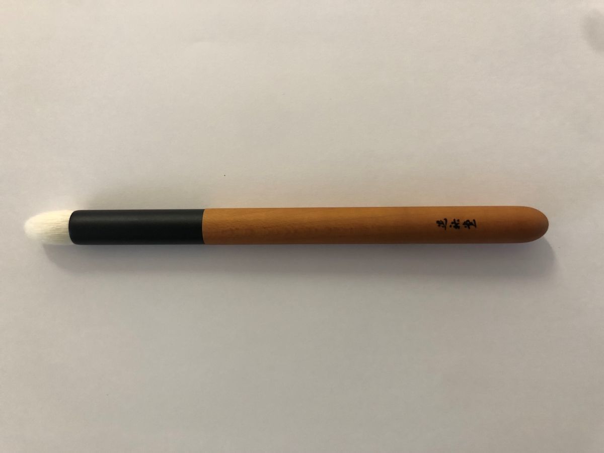 [型番:KY-3]上質な山羊毛を使用したこの「Yoshiki」シリーズは、洗練されたデザインが特徴です。柔らかな毛質が肌に優しく、均一で美しい仕上がりを実現します。■カラー：**※(　)で表記されている数字はヌードサイズです。ヌードサイズとは衣服を身につけない身体のサイズです。お客様ご自身の身体サイズと比較してお選びください。 ■素材： 穂先：山羊（上質粗光峰）　金具：アルミニウム　軸：木 ■お手入： &nbsp;&nbsp;>>商品のお取り扱い方法 ■原産国： 日本（広島県熊野町）アイシャドウブラシL／KOYUDO（KOYUDO）**画面上と実物では、多少色具合が異なって見える場合がございます。