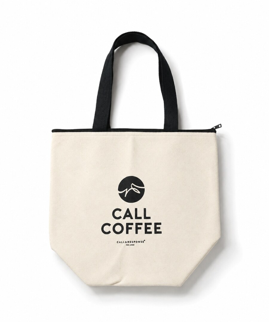 [型番:CC-001]【数量限定】オーガニックコットンクーラートートCALL＆RESPONSEプロデュース「CALL COFFEE」限定オリジナルグッズアパレルブランド『CALL＆RESPONSE』が手掛ける、博多の人気カフェ『CALL COFFEE』から、デザイン性と実用性を兼ね備えたオリジナルの保冷トートバッグが登場。ナチュラルな風合いのオーガニックコットン生地に、CALL COFFEEのアイコニックなグラフィックロゴをプリント。タウンユースにも馴染む洗練されたモノトーンデザインに仕上げました。※カラー表記はホワイトとなっておりますが、薄い生成り色になります。■ 特長・こだわり優れた保冷・保温機能内側にはしっかりとしたアルミ蒸着シートを施し、ファスナー開閉で冷気や熱を逃しません。デイリーのお買い物はもちろん、テイクアウトしたドリンクやランチボックスの持ち運び、ピクニックやアウトドアにも大活躍します。たっぷり入る大容量 ＆ 広いマチ底マチが21cmと広いため、大きめのお弁当箱やマチのある容器も安定して収納可能です。高さ37cm・上部幅40cmとしっかり収納力がありながら、重さはたったの200gと超軽量。肩掛けしやすいロングハンドル持ち手（ハンドル）は57cmと長めに設計。コートや厚手のアウターを着ていても、ゆったりと肩掛けしていただけます。環境にやさしいオーガニックコットン地球にやさしいオーガニックコットン素材を使用。使うほどに手になじむ、ナチュラルで温かみのある質感をお楽しみください。■ SPEC / 商品詳細ブランド: CALL COFFEE（CALL＆RESPONSE）サイズ:横幅：約40cm（上部）高さ：約37cmマチ：約21cm（下部）ハンドル持ち手：約57cm重量: 約200g素材: オーガニックコットン（内側：アルミ蒸着シート）仕様: 天ファスナー開閉※数量限定のため、無くなり次第終了となります。■カラー：WHITEサイズ:横幅：約40cm（上部）高さ：約37cmマチ：約21cm（下部）ハンドル持ち手：約57cm重量: 約200g※(　)で表記されている数字はヌードサイズです。ヌードサイズとは衣服を身につけない身体のサイズです。お客様ご自身の身体サイズと比較してお選びください。 ■素材： 素材: オーガニックコットン（内側：アルミ蒸着シート） ■お手入： &nbsp;&nbsp;>>商品のお取り扱い方法 ■原産国： 中国製オーガニックコットンクーラートート／コールアンドレスポンス（CALL＆RESPONSE）WHITE画面上と実物では、多少色具合が異なって見える場合がございます。
