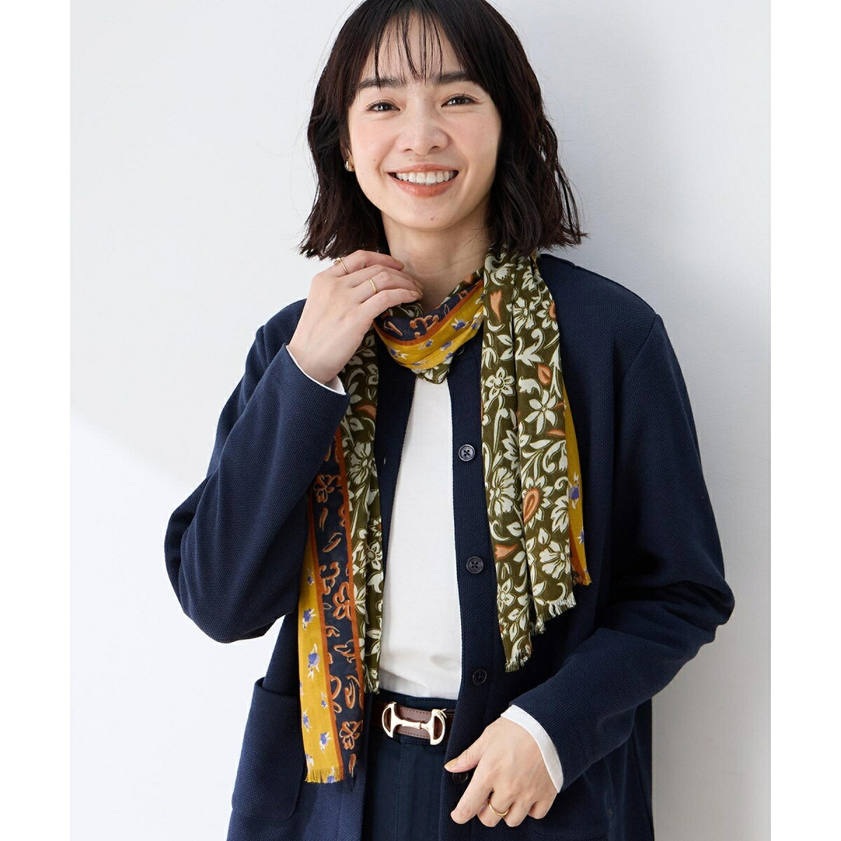 [型番：496257]色彩豊かなエスニック柄のストール鮮やかなブルーやイエローの色合いがスタイリングにアクセントを添えるエスニックストール。細めの幅の縦長シルエットなので、首元にすっきりとした印象をプラスします。レーヨン100％を使用したさらりとした肌触りがポイント。シンプルなコーディネートのアクセント使いに大活躍してくれるアイテムです。【デザインポイント】・鮮やかなエスニック柄が目を引くデザインです。・薄手で軽やかな素材感なので、季節の変わり目にも活躍します。・さっと羽織るだけで、コーディネートに華やかなアクセントを添えます。----------商品情報----------[着用目安]秋----------------------------【着用シーン】食事会、同窓会、発表会、通勤、仕事、出張、会社、在宅、デイリー、ショッピング、女子会、旅行、習い事、レジャー、行楽、公園、お出かけ、ディナー、ランチ会、記念日、デート、オフィスカジュアル 【テイスト】大人カジュアル、上品カジュアル、きれいめカジュアル、リラックス、ストレスフリー、きちんと感、親しみやすさ、清潔感、好印象、30代、40代【ブランド紹介】DECOY（デコイ）のコンセプトは「ブリティッシュトラッドにシーズントレンドを取り入れたカジュアルウェアを着心地よく」です。旅行・機能性・オーガニックをキーワードに、地球環境に優しく、人には着心地良く、旅に出かけたくなるアイテムを提案をしています。 【お買い物をお得にもっと楽しんで頂くために】▼商品のお気に入り登録▼完売カラーの再入荷通知や、ラスト1点の通知、プライスダウンしたセール通知も受け取ることができます。▼ブランドのお気に入り登録▼新作や再入荷等、いち早くブランドのお得な情報を受け取ることができます！■カラー：ブラウン、ネイビーサイズ/全長幅FREE/150cm/31cm※(　)で表記されている数字はヌードサイズです。ヌードサイズとは衣服を身につけない身体のサイズです。お客様ご自身の身体サイズと比較してお選びください。 ■素材： ■お手入： &nbsp;&nbsp;>>商品のお取り扱い方法 ■原産国：フラワープリントストール／デコイ（DECOY）ブラウンネイビー画面上と実物では、多少色具合が異なって見える場合がございます。