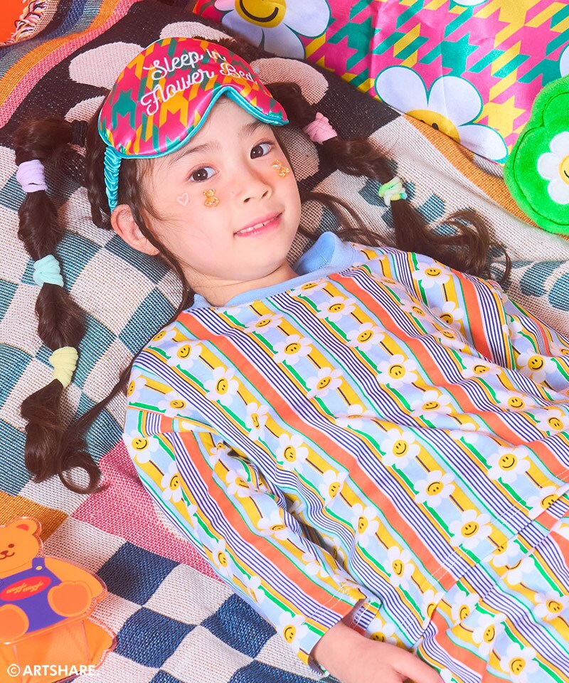 マーキーズの「WIGGLE WIGGLE」26AWコレクション■デザインWIGGLE WIGGLEらしいポップな総柄デザインが目を惹くパジャマ。トップスとボトムスのセットで、上下そろえて着るだけで楽しいおうち時間に。スマイルやくまモチーフなど、カラーごとに異なる雰囲気を楽しめるデザインです。ゆったりとしたシルエットで、リラックスタイムにぴったりの1枚。■スタイリングおやすみ時間はもちろん、休日のリラックスウェアとしてもおすすめ。兄弟姉妹で柄違いにしたり、ギフトにもぴったりなアイテムです。■生地感やわらかく肌なじみの良い生地感。リラックスして過ごしやすく、デイリーに使いやすい着心地です。＋＋＋＋＋＋＋＋＋＋＋＋＋＋＋＋＋＋＋＋＋＋＋＋透け感：少しあり伸縮：あり厚み：普通＋＋＋＋＋＋＋＋＋＋＋＋＋＋＋＋＋＋＋＋＋＋＋＋※80〜95cm のみ肩ボタン付き※ネームタグ付き※ウエストゴム（調整可）※ポケットあり（左サイド[型番:mk-9935]■カラー：マルチST、グリーンST※(　)で表記されている数字はヌードサイズです。ヌードサイズとは衣服を身につけない身体のサイズです。お客様ご自身の身体サイズと比較してお選びください。 ■素材： トップス本体:綿100%リブ部分:ポリエステル73% レーヨン13% 綿12% ポリウレタン2%ボトムス本体:綿100% ■お手入： &nbsp;&nbsp;>>商品のお取り扱い方法 ■原産国： 中国製【別注】wiggle wiggle 総柄パジャマ／マーキーズ（MARKEY'S）マルチSTグリーンST画面上と実物では、多少色具合が異なって見える場合がございます。