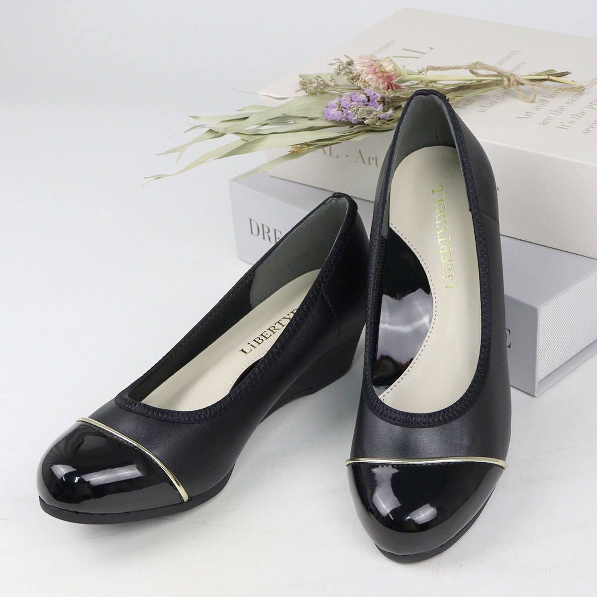 Comfortable, cushioned, and highly sound-dampening molded sole bicolor pumps 1103 / Liberty Doll