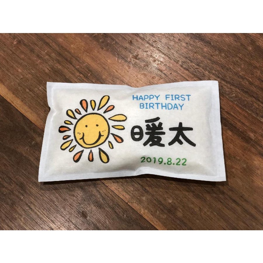 ばら売り（追加用。1合タイプ（150g）） ※太陽バージョンの小分けタイプ、大袋タイプを購入し、さらに追加でご購入される方用です。（太陽バージョン以外のデザイン商品を購入され、こちらのばら売りを購入される方は、別途￥500が必要となります） 【デザイン】お子様のお名前・生年月日を、心を込めて作成させていただきます。ご注文時の配送の備考欄に記入してください。【お米の種類】美味しいお米が入荷しました。「三重県産こしひかり」配送前に精米（無料）させていただきます。お米の産地・銘柄などご相談承ります。但し、産地銘柄により別途費用がかかる場合がございます。【重量】お米1合（約150g）【サイズ】四角形横165mm×縦100mm×高さ20mmあくまでも目安になります。デザインのバランスを見てひとつひとつ手作業で切り取りますので、多少のずれが生じる事を御了承ください。【納期について】最終申し込み期限は、商品到着ご希望日より14日前にはお申込みいただくと大変助かります。日にちに余裕を持ったご注文をお願いいたします。もし、お急ぎの方はご相談ください。＊印刷面は表側だけになります。＊袋には小さい空気穴がございますのでご了承ください。＊送料、大量購入の場合はこちら（上から4項目目）をご覧ください↓↓詳しくは＞＞なお、日曜・祝日は定休日です。　　受注確認・返信・発送業務など、休日以降の対応となりますのでご了承ください。