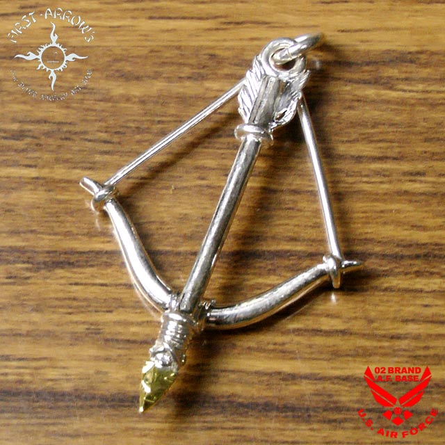 ●FIRST ARROWS(ファーストアローズ)の商品一覧はコチラ！！ ●当店のトップページはコチラから！！ 　●商品説明 ファーストアローズの作品は、見えない部分・細かい部分まで丹念にに仕上げられていて、このこだわりが大胆かつ繊細というFIRST ARROW'S 独特の個性を生み出しています。太陽は生命体にとっての「起」であり「すべて」である(太陽神)エネルギー・パワーの象徴です。全て熟練の職人によるハンドメイド制で、手にした瞬間「分かる」ものがありますよ♪ そんなFIRST ARROW'S(ファーストアローズ)から新作モデルのご紹介です！ 熟練された職人による完全ハンドメイドのシルバージュエリーです！ 繊細な彫りや上品なフォルム、1つ1つのコダワリが大胆かつ繊細という独特の個性を生みだします！ また上質なシルバーは長持ちするだけでなく、経年劣化による世界に一つだけの味も特徴です！ ●【デザインメッセージ】 コチラをご参考下さい。 ●【サイズ・素材】 上記サイズ表を参考に。 ●【納期】 コチラの商品はご注文いただいてからの作成→発送となる場合が御座います。1ヵ月前後ほどお時間をいただく場合が御座いますのでご了承くださいませ。 ⇒専用ポーチと永久保証書(ギャランティーカード)が付属します。 ⇒お手入れケア用品、ケースBOXはコチラ ★豪華特典が必ずもらえる！？(※詳しくはクリック!!) 　●ご注文前にご確認下さい。 ※高額注文の場合、お支払方法を「銀行振り込み」「クレジットカード決済」にご変更いただく場合がございます。 ※コチラの商品はご注文いただいてからの作成→発送となる場合がございます。1ヵ月前後ほどお時間をいただく場合がございますのでご了承くださいませ。 ※お使いのモニターによって若干、色味が変化して見えますのでご注意下さい。 ※ハンドメイドのため、商品には個体差がございます。また天然石などの模様にも個体差がございます。 ※サイズにつきましては同じ商品でも若干の誤差がございますので、ご了承くださいませ。 ※ご注文の際にお客様に本人確認（電話確認等）をお願いする場合もございます。 ※お客様と異なる名義のクレジットカードはご利用できません。 　●オススメ情報ファーストアローズ 18金矢じり付き ボウ＆アロー ペンダントヘッド (Sサイズ) FIRST ARROW'S(ファーストアローズ)から新作モデルのご紹介です！ 熟練された職人による完全ハンドメイドのシルバージュエリーです！ 繊細な彫りや上品なフォルム、1つ1つのコダワリが大胆かつ繊細という独特の個性を生みだします！ また上質なシルバーは長持ちするだけでなく、経年劣化による世界に一つだけの味も特徴です！ ※単位/cm 縦 横 - - - - 【FREE】 2.6cm 3.9cm - - - - クオリティー ブリタニアシルバー950 18金 注意点 ※高額注文の場合、お支払方法を「銀行振り込み」「クレジットカード決済」にご変更いただく場合がございます。 ※コチラの商品はご注文いただいてからの作成→発送となる場合がございます。1ヶ月前後ほどお時間をいただく場合がございますのでご了承くださいませ。 ※お使いのモニターによって若干、色味が変化して見えますのでご注意下さい。 ※ハンドメイドのため、商品には個体差がございます。また天然石などの模様にも個体差がございます。 ※サイズにつきましては同じ商品でも若干の誤差がございますので、ご了承くださいませ。 ▲ファーストアローズの知っておきたい情報が満載！！