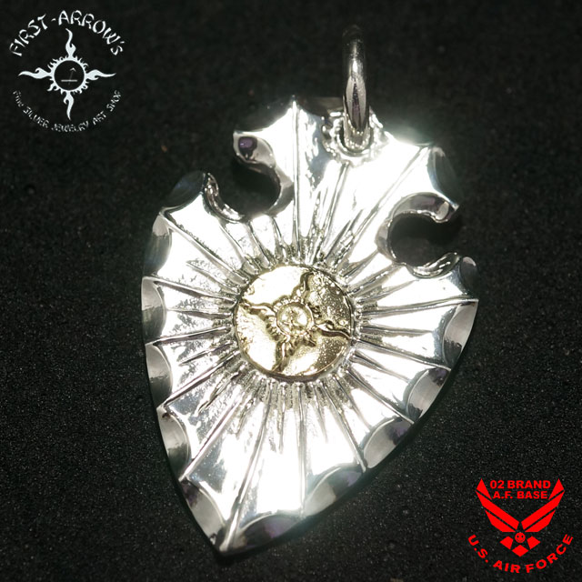 ●FIRST ARROW'S(ファーストアローズ)の商品一覧はコチラ！！ ●当店のトップページはコチラから！！ 　●商品説明 ●商品名 ファーストアローズ K18付ライジングサンアローメタル Mサイズ ペンダントヘッド p-608 ●キーワード 送料無料 代引き手数料無料 アメカジ バイカー ネイティブ インディアン エグザイル 手彫り ジュエリー アクセサリー ペンダントヘッド ネックレス シルバー950 SV950 necklace jewelry Accessories 通販 動画 ファーストアローズの作品は、見えない部分・細かい部分まで丹念にに仕上げられていて、このこだわりが大胆かつ繊細というFIRST ARROW'S 独特の個性を生み出しています。太陽は生命体にとっての「起」であり「すべて」である(太陽神)エネルギー・パワーの象徴です。全て熟練の職人によるハンドメイド制で、手にした瞬間「分かる」ものがありますよ♪ そんなFIRST ARROW'S(ファーストアローズ)から新作モデルのご紹介です！ 熟練された職人による完全ハンドメイド！ 繊細な彫りや上品なフォルムが独特の個性を生みだします！ また上質なシルバーは長持ちするだけでなく、経年劣化による世界に一つだけの味も特徴！ ●【デザインメッセージ】 コチラをご参考下さい。 ●【サイズ・素材】 上記サイズ表を参考に。 ●【納期】 コチラの商品はご注文いただいてからの作成→発送となる場合が御座います。 1ヵ月前後ほどお時間をいただく場合が御座いますのでご了承くださいませ。 ⇒専用ポーチと永久保証書(ギャランティーカード)が付属します。 ※チェーンは別売りなので、当店のチェーンをお求めください。 ⇒お手入れケア用品、ケースBOXはコチラ ★豪華特典が必ずもらえる！？(※詳しくはクリック!!) 　●ご注文前にご確認下さい。 ※高額注文の場合、お支払方法を「前払い」「銀行振り込み」「クレジットカード決済」にご変更いただく場合がございます。 ※コチラの商品はご注文いただいてからの作成→発送となる場合がございます。 1ヵ月前後ほどお時間をいただく場合が御座いますのでご了承くださいませ。 ※お使いのモニターによって若干、色味が変化して見えますのでご注意下さい。 ※ハンドメイドのため、商品には個体差がございます。また天然石などの模様にも個体差がございます。 ※サイズにつきましては同じ商品でも若干の誤差がございますので、ご了承くださいませ。 　●オススメ情報ファーストアローズ K18付ライジングサンアローメタル Mサイズ ペンダントヘッド p-608 FIRST ARROW'S(ファーストアローズ)から新作モデルのご紹介です！ 熟練された職人による完全ハンドメイドのシルバージュエリーです！ 繊細な彫りや上品なフォルム、1つ1つのコダワリが大胆かつ繊細という独特の個性を生みだします！ また上質なシルバーは長持ちするだけでなく、経年劣化による世界に一つだけの味も特徴です！ ※単位/cm 縦 横 厚さ 重さ - - 【FREE】 約4.8(丸カン含む) 最大約2.6 最大約0.3 約15.99g - - クオリティー ブリタニアシルバー950 K18 18金 日本製 注意点 ・サイズには個体差がございます。(→測り方はコチラ) ・ケース、ケア用品など(→詳しくはコチラ) ・チェーンは別売りなので、当店のチェーンをお求めください。 ※高額注文の場合、お支払方法を「前払い」「銀行振り込み」「クレジットカード決済」にご変更いただく場合がございます。 ※コチラの商品はご注文いただいてからの作成→発送となる場合がございます。 1ヶ月前後ほどお時間をいただく場合が御座いますのでご了承くださいませ。 ※お使いのモニターによって若干、色味が変化して見えますのでご注意下さい。 ※ハンドメイドのため、商品には個体差がございます。また天然石などの模様にも個体差がございます。 ※サイズにつきましては同じ商品でも若干の誤差がございますので、ご了承くださいませ。 ▲ファーストアローズの知っておきたい情報が満載！！