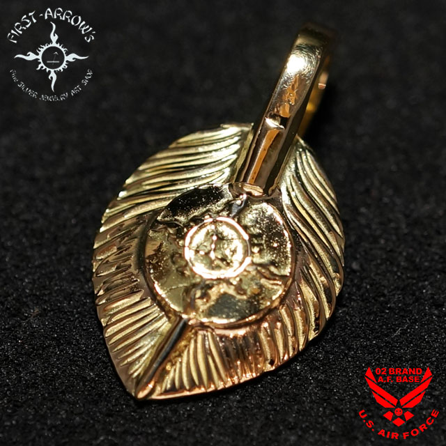 ●FIRST ARROW'S(ファーストアローズ)の商品一覧はコチラ！！ ●当店のトップページはコチラから！！ 　●商品説明 ●商品名 ファーストアローズ ALL18金 K18付 ハートフェザー Mサイズ ペンダントトップ p-708 ●キーワード 送料無料 代引き手数料無料 アメカジ バイカー ネイティブ インディアン 手彫り ジュエリー アクセサリー ペンダントヘッド ネックレス シルバー950 SV950 necklace jewelry Accessories 通販 動画 ファーストアローズの作品は、見えない部分・細かい部分まで丹念にに仕上げられていて、このこだわりが大胆かつ繊細というFIRST ARROW'S 独特の個性を生み出しています。太陽は生命体にとっての「起」であり「すべて」である(太陽神)エネルギー・パワーの象徴です。全て熟練の職人によるハンドメイド制で、手にした瞬間「分かる」ものがありますよ♪ そんなFIRST ARROW'S(ファーストアローズ)から新作モデルのご紹介です！ 熟練された職人による完全ハンドメイド！ 繊細な彫りや上品なフォルムが独特の個性を生みだします！ また上質なシルバーは長持ちするだけでなく、経年劣化による世界に一つだけの味も特徴！ ●【デザインメッセージ】 コチラをご参考下さい。 ●【サイズ・素材】 上記サイズ表を参考に。 ●【納期】 コチラの商品はご注文いただいてからの作成→発送となる場合が御座います。 1日-30日ほどお時間をいただく場合が御座いますのでご了承くださいませ。 ⇒専用ポーチと永久保証書(ギャランティーカード)が付属します。 ※チェーンは別売りなので、当店のチェーンをお求めください。 ⇒お手入れケア用品、ケースBOXはコチラ ★豪華特典が必ずもらえる！？(※詳しくはクリック!!) 　●ご注文前にご確認下さい。 ※高額注文の場合、お支払方法を「前払い」「銀行振り込み」「クレジットカード決済」にご変更いただく場合がございます。 ※コチラの商品はご注文いただいてからの作成→発送となる場合がございます。 1日-30日ほどお時間をいただく場合が御座いますのでご了承くださいませ。 ※お使いのモニターによって若干、色味が変化して見えますのでご注意下さい。 ※ハンドメイドのため、商品には個体差がございます。また天然石などの模様にも個体差がございます。 ※サイズにつきましては同じ商品でも若干の誤差がございますので、ご了承くださいませ。 　●お買い得情報ファーストアローズ ALL18金 K18付 ハートフェザー Mサイズ ペンダントトップ p-708 FIRST ARROW'S(ファーストアローズ)から新作モデルのご紹介です！ 熟練された職人による完全ハンドメイドのシルバージュエリーです！ 繊細な彫りや上品なフォルム、1つ1つのコダワリが大胆かつ繊細という独特の個性を生みだします！ また上質なシルバーは長持ちするだけでなく、経年劣化による世界に一つだけの味も特徴です！ 注意点 ・サイズには個体差がございます。(→測り方はコチラ) ・ケース、ケア用品など(→詳しくはコチラ) ・チェーンは別売りなので、当店のチェーンをお求めください。 ※高額注文の場合、お支払方法を「前払い」「銀行振り込み」「クレジットカード決済」にご変更いただく場合がございます。 ※コチラの商品はご注文いただいてからの作成→発送となる場合がございます。 1日-30日ほどお時間をいただく場合が御座いますのでご了承くださいませ。 ※お使いのモニターによって若干、色味が変化して見えますのでご注意下さい。 ※ハンドメイドのため、商品には個体差がございます。また天然石などの模様にも個体差がございます。 ※サイズにつきましては同じ商品でも若干の誤差がございますので、ご了承くださいませ。 ▲ファーストアローズの知っておきたい情報が満載！！