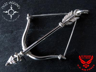 ポイント2倍!!ファーストアローズ FIRST ARROWSボウ&ファーストアロー ペンダントヘッド (Lサイズ) ※通販 動画 アメカジ バイカー シルバー950 ハンドメイド ネイティブ ペンダントトップ p-215