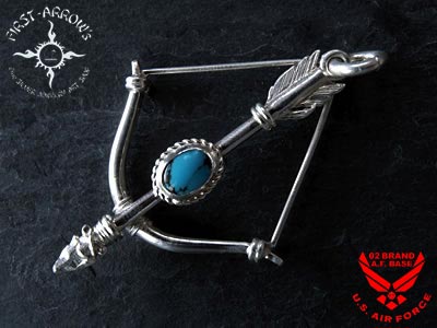 ポイント2倍!!ファーストアローズ FIRST ARROWSターコイズ付 ボウ&ファーストアロー ペンダントヘッド(Mサイズ) ※通販 動画 アメカジ バイカー シルバー950 ハンドメイド ネイティブ ペンダントトップ ターコイス SV950 p-218