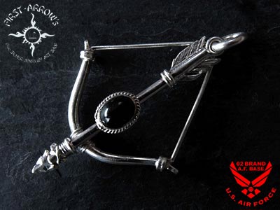 ポイント2倍!!ファーストアローズ FIRST ARROWS ブラックスター付 ボウ&ファーストアロー ペンダントヘッド(Mサイズ) 通販 動画 アメカジ バイカー シルバー950 ハンドメイド ネイティブ ブラックスターダイオプサイト p-219